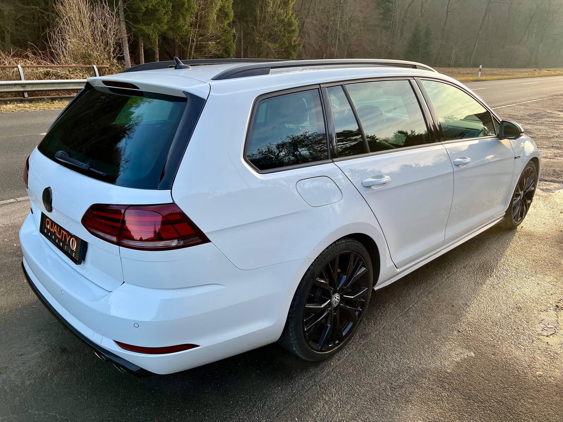 VW Golf Variant 2.0 TSI R 4Motion DSG-image-5