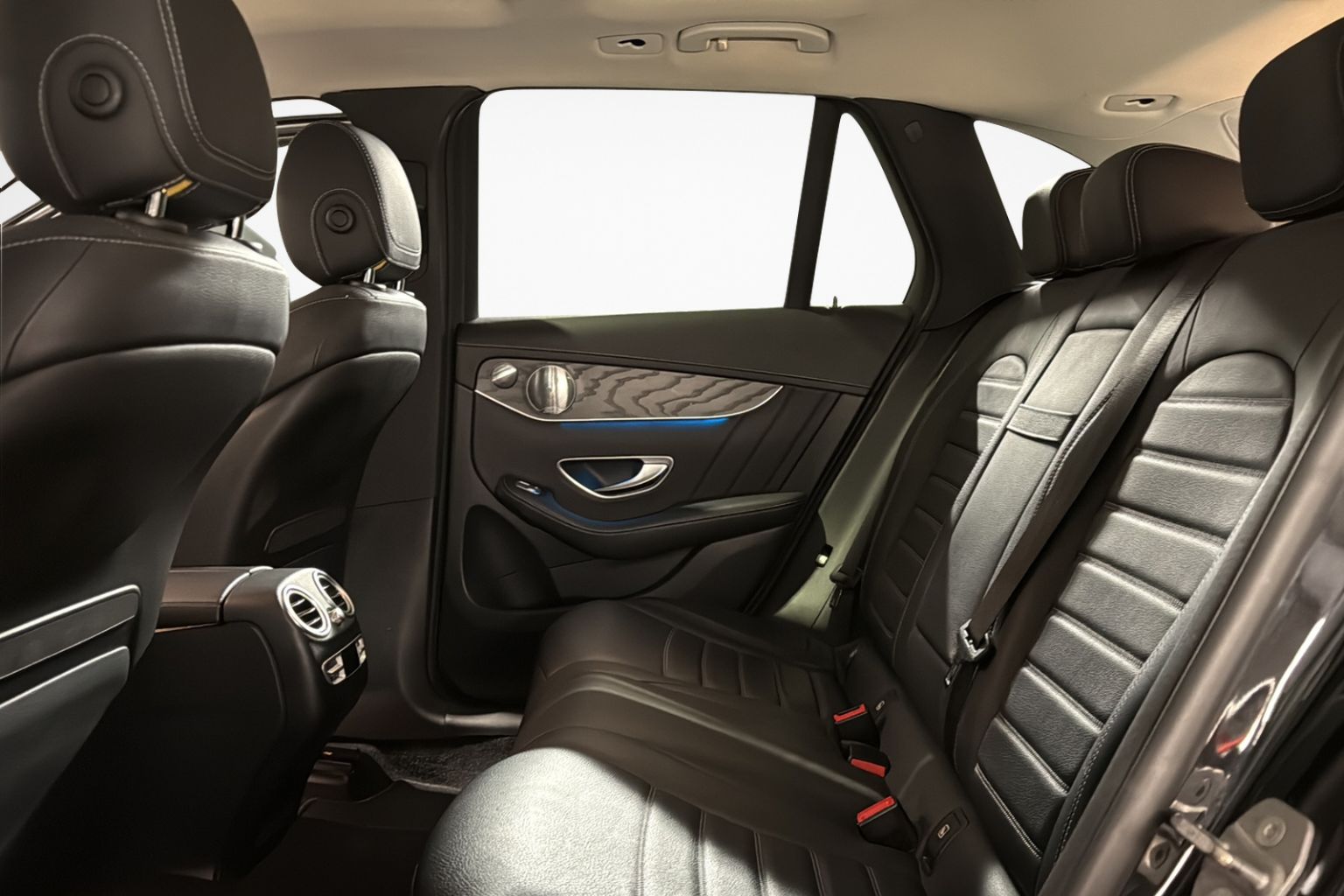 MERCEDES-BENZ GLC 350 d AMG Line 4Matic 9G-Tronic-image-17