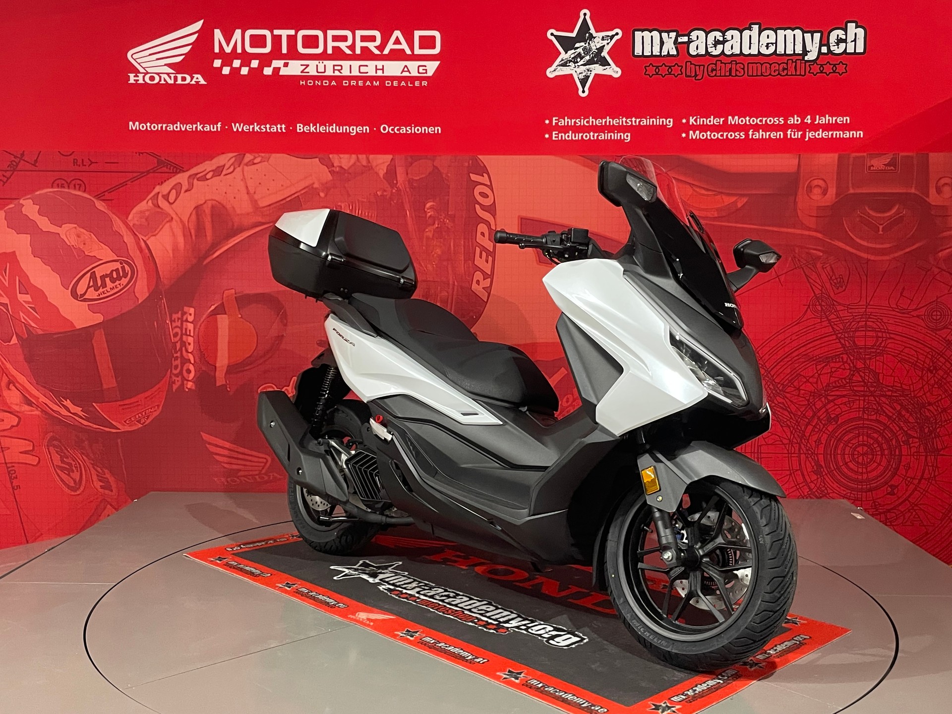 HONDA FORZA 125 Smart Top Box**Modell 2026**Neufahrzeug**Pearl Cool White**-showroom-element-2