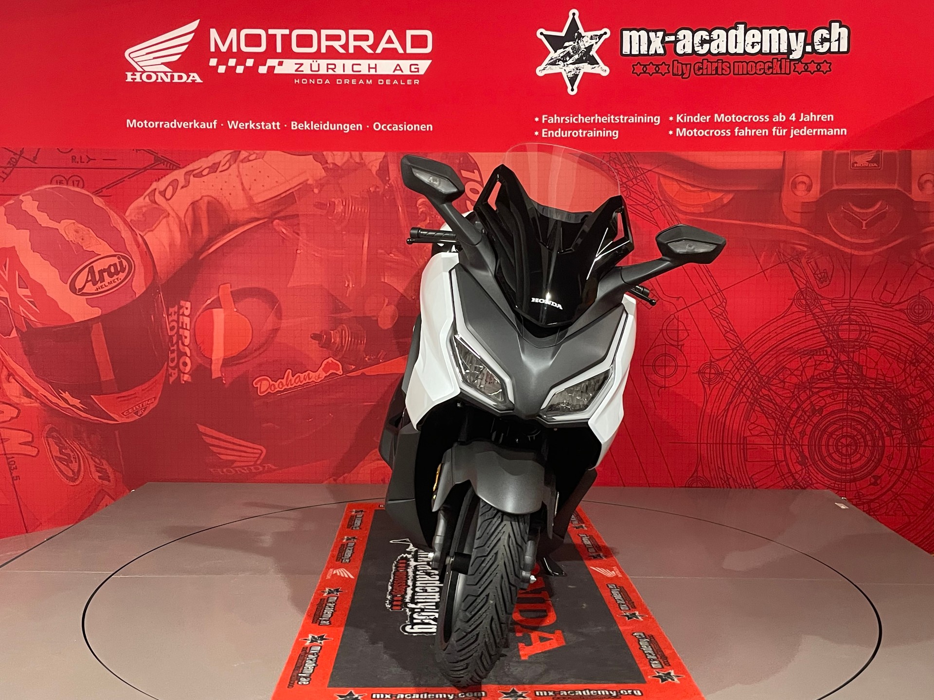 HONDA FORZA 125 Smart Top Box**Modell 2026**Neufahrzeug**Pearl Cool White**-showroom-element-3