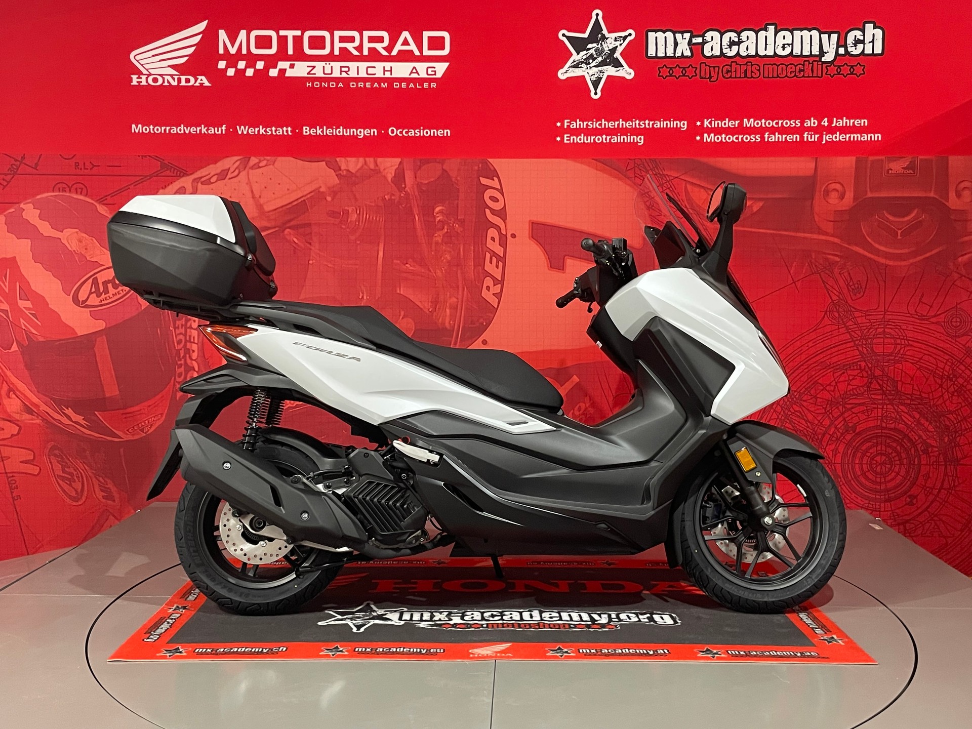 HONDA FORZA 125 Smart Top Box**Modell 2026**Neufahrzeug**Pearl Cool White**-showroom-element-1