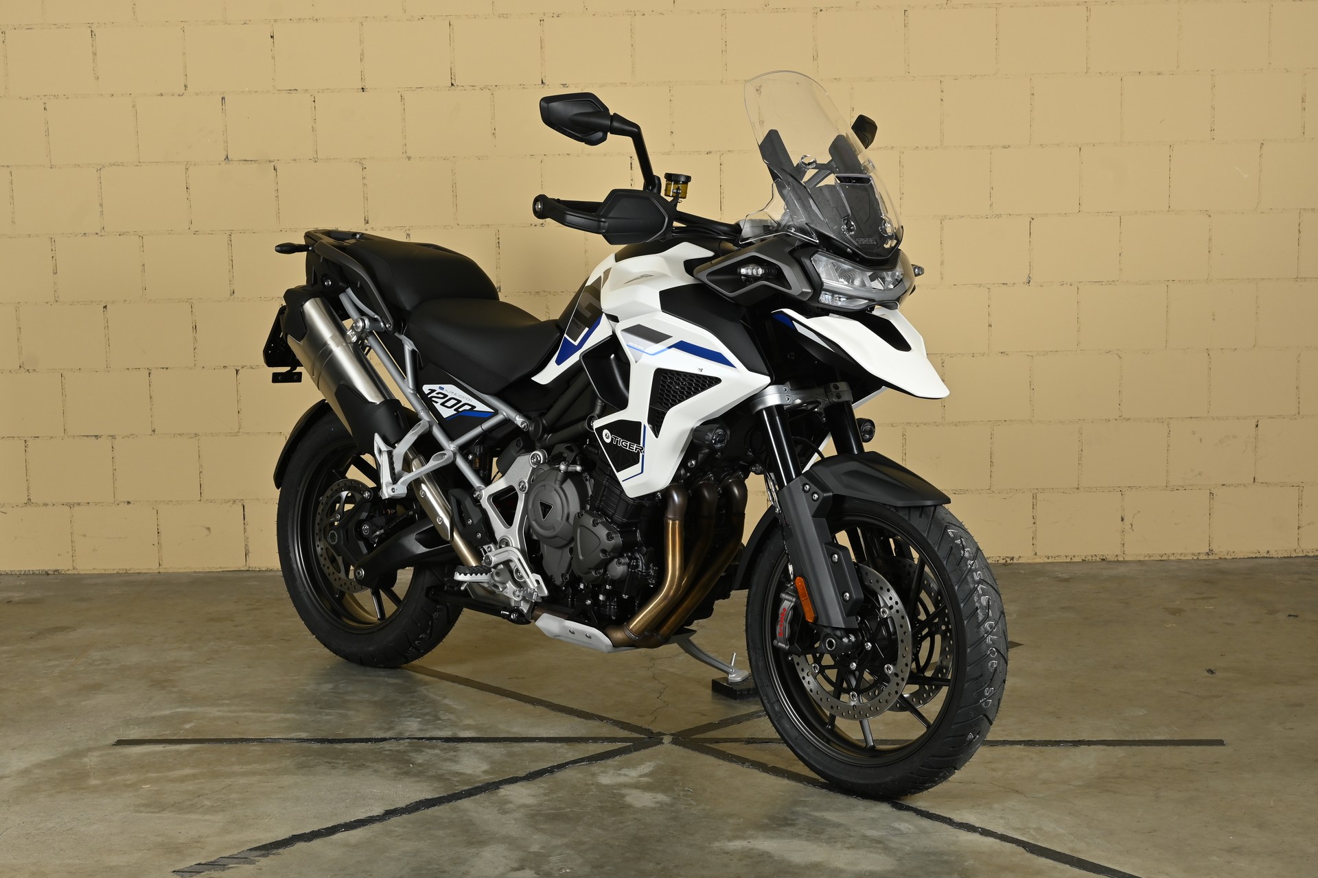 TRIUMPH Tiger 1200 Alpine Edition-showroom-element-1