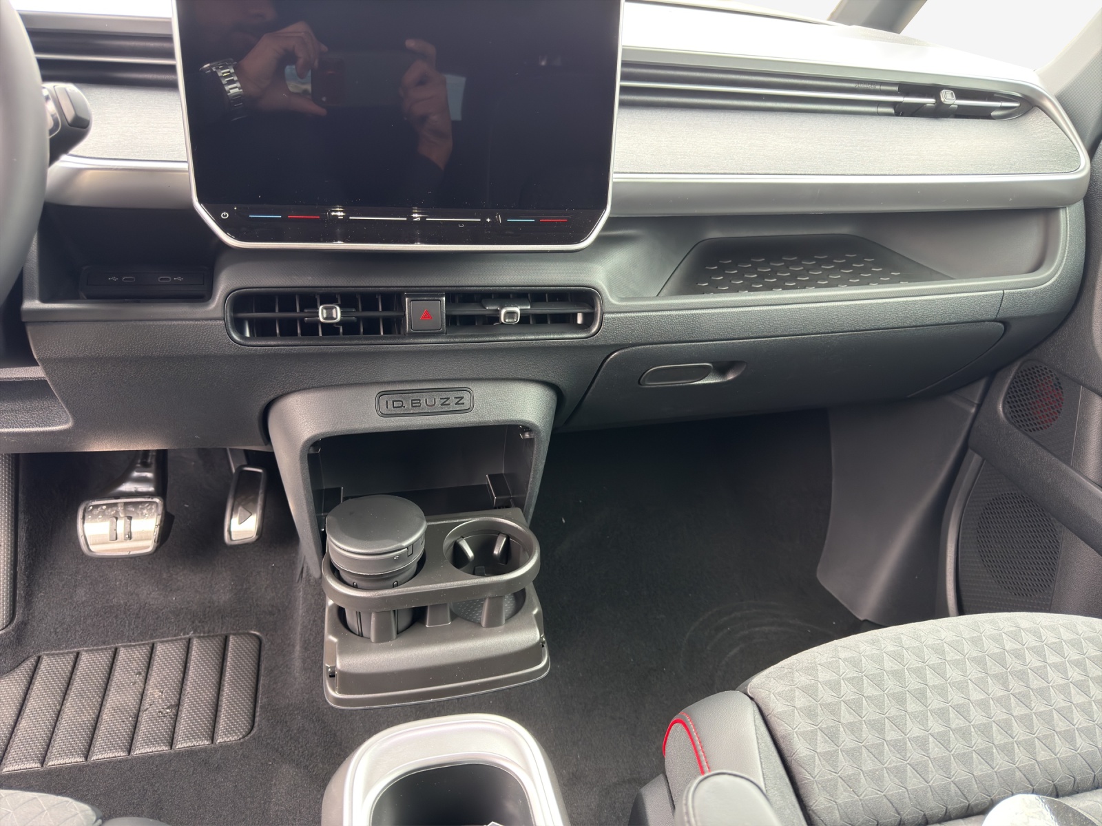 VW ID.Buzz LWB GTX 4 Motion-image-9