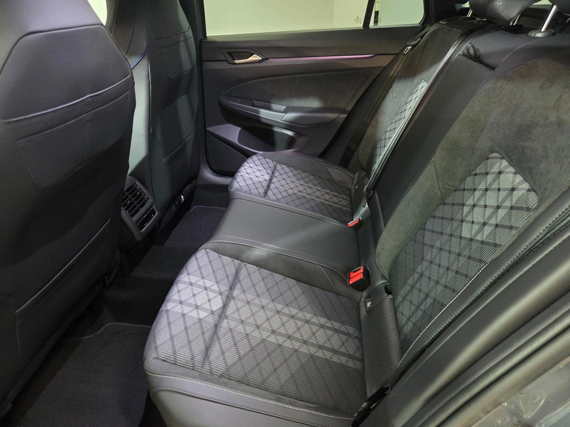 VW Golf Variant 2.0 TSI R-Line DSG 4 Motion-image-10