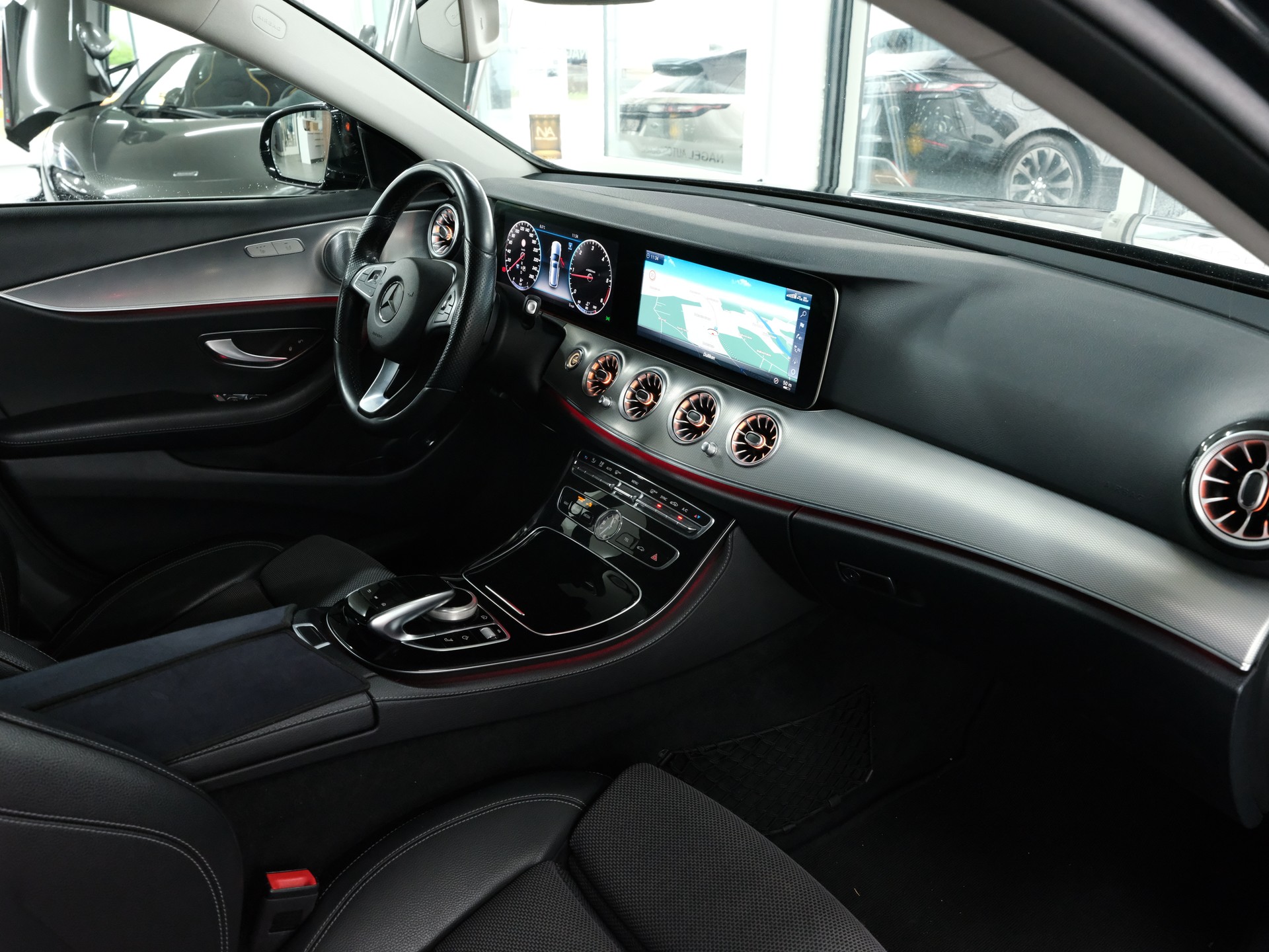 MERCEDES-BENZ E 200 AMG Line 9G-Tronic-image-12