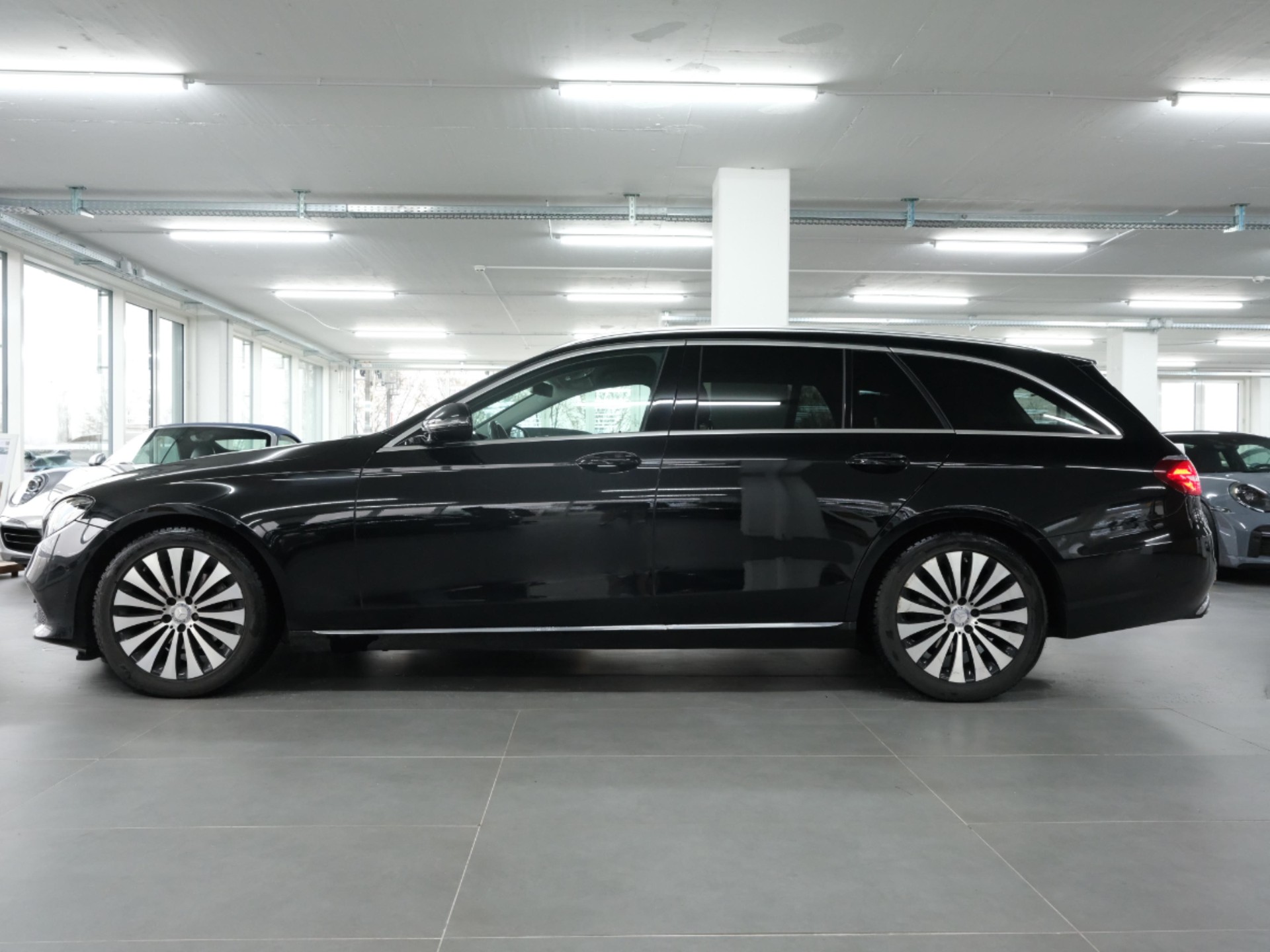 MERCEDES-BENZ E 200 AMG Line 9G-Tronic-image-5