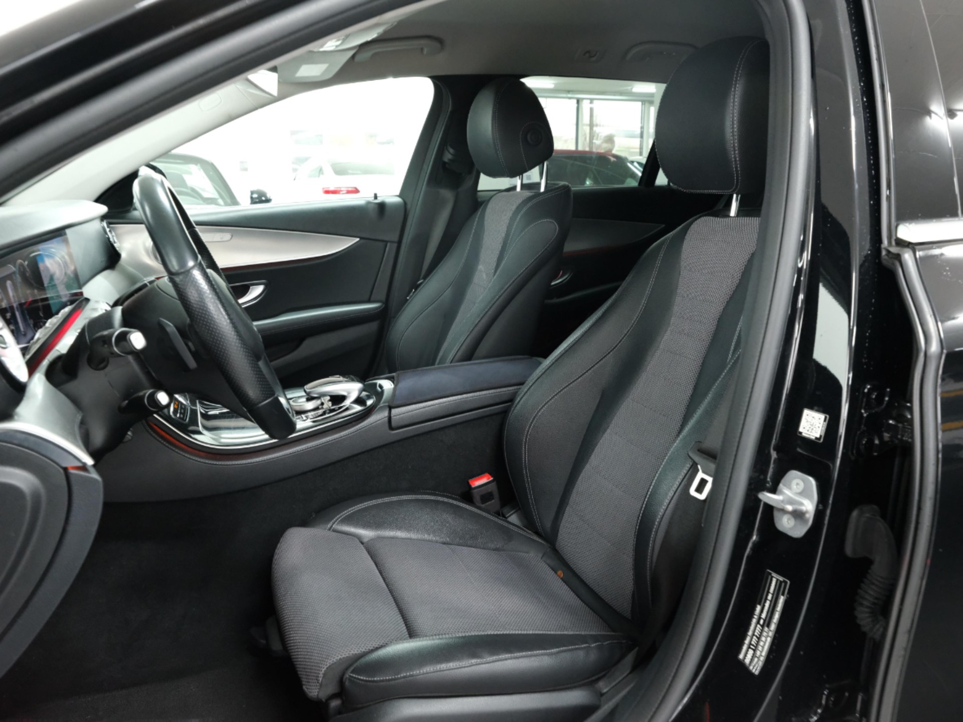MERCEDES-BENZ E 200 AMG Line 9G-Tronic-image-11