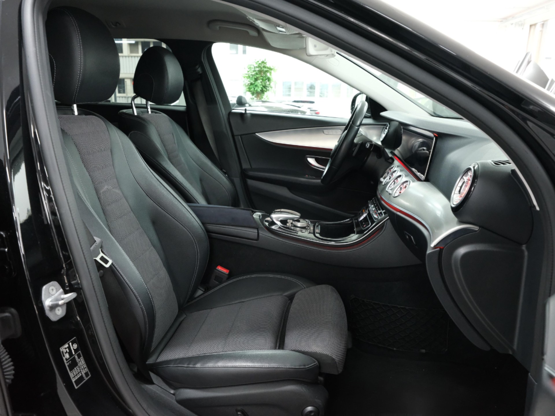 MERCEDES-BENZ E 200 AMG Line 9G-Tronic-image-13