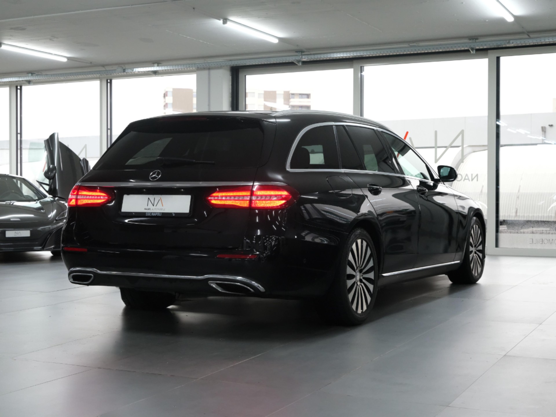 MERCEDES-BENZ E 200 AMG Line 9G-Tronic-image-2