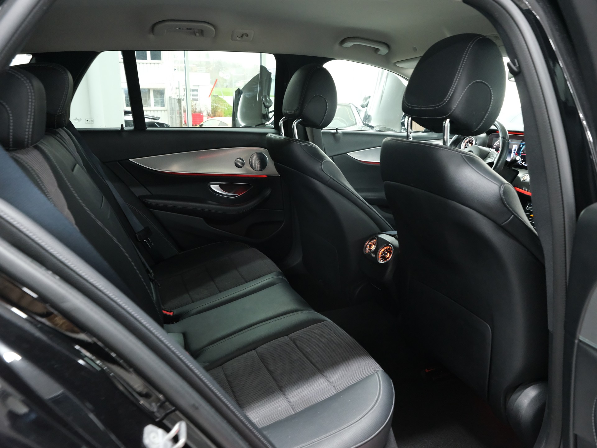 MERCEDES-BENZ E 200 AMG Line 9G-Tronic-image-14