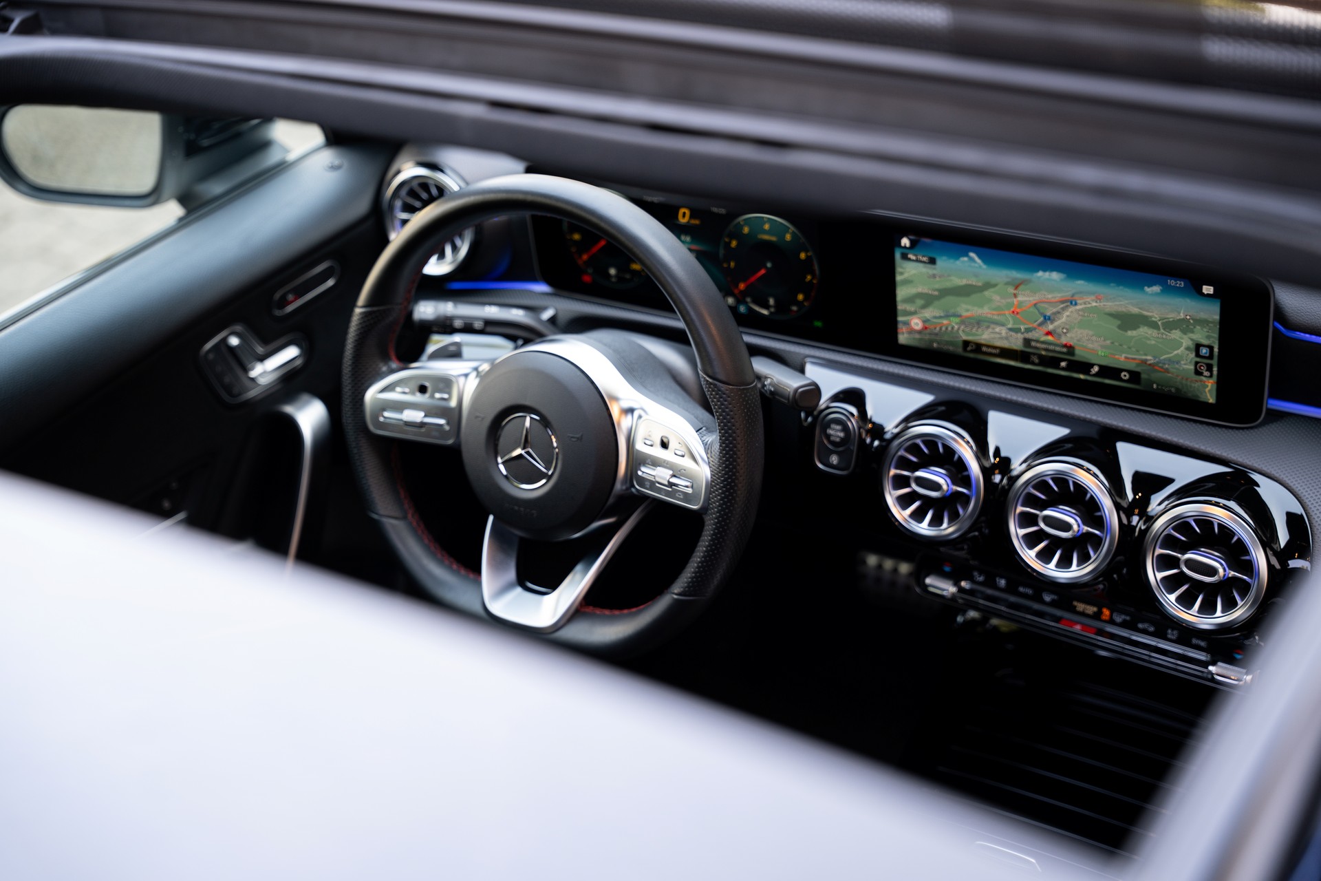 MERCEDES-BENZ A 200 AMG Line 7G-DCT-image-8