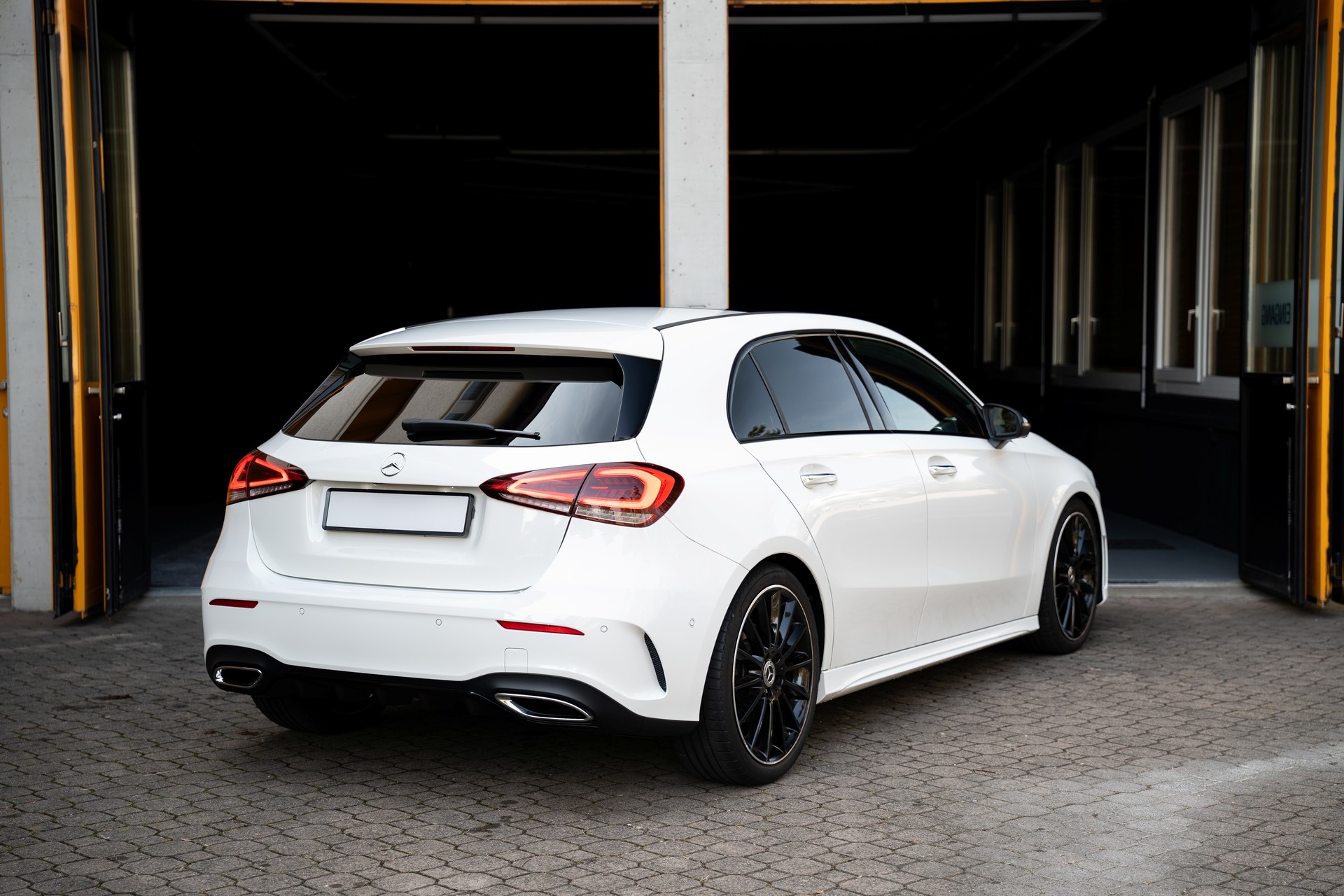 MERCEDES-BENZ A 200 AMG Line 7G-DCT-image-3