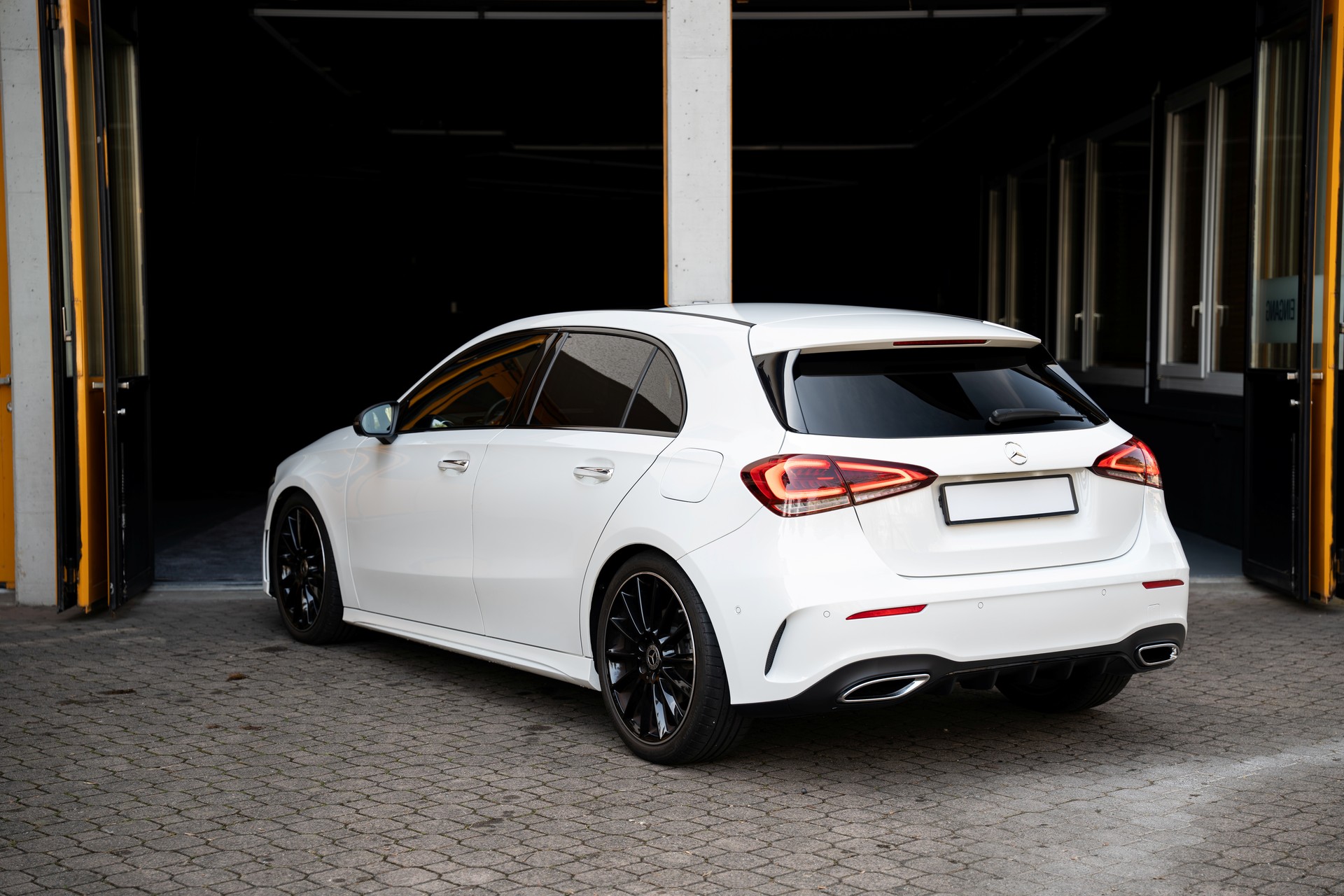 MERCEDES-BENZ A 200 AMG Line 7G-DCT-image-5