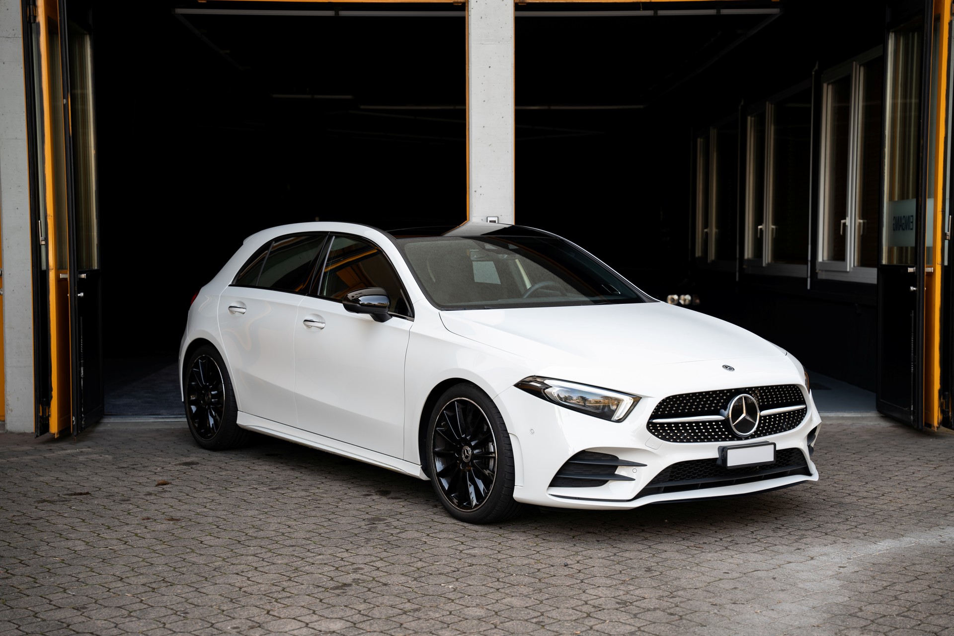 MERCEDES-BENZ A 200 AMG Line 7G-DCT-image-2