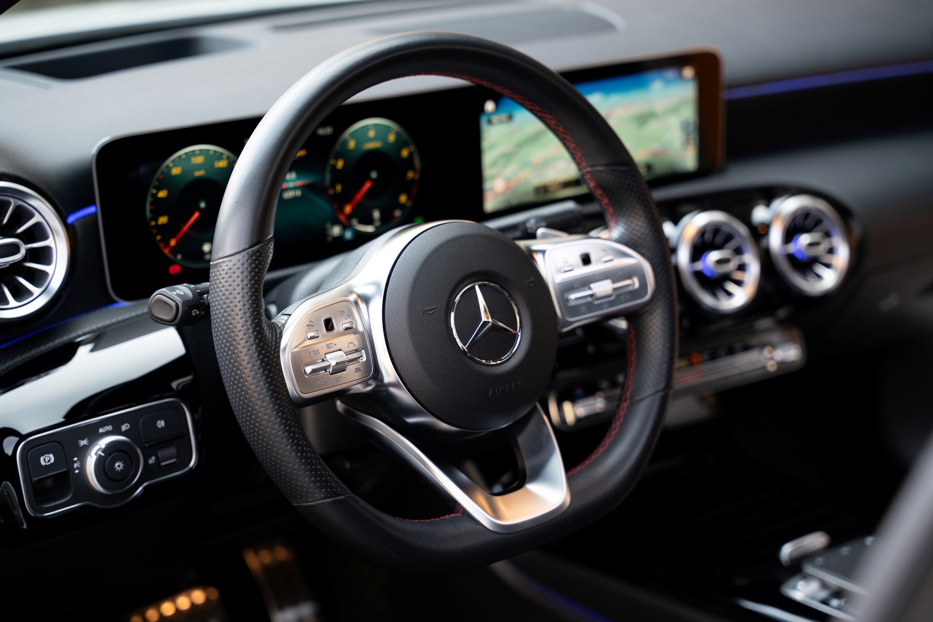 MERCEDES-BENZ A 200 AMG Line 7G-DCT-image-9