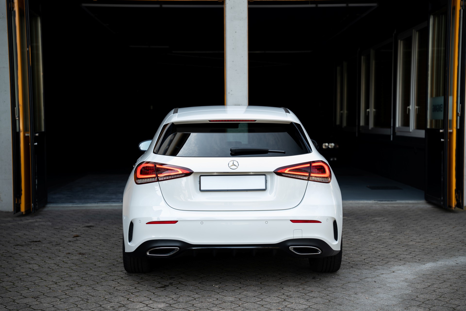 MERCEDES-BENZ A 200 AMG Line 7G-DCT-image-4