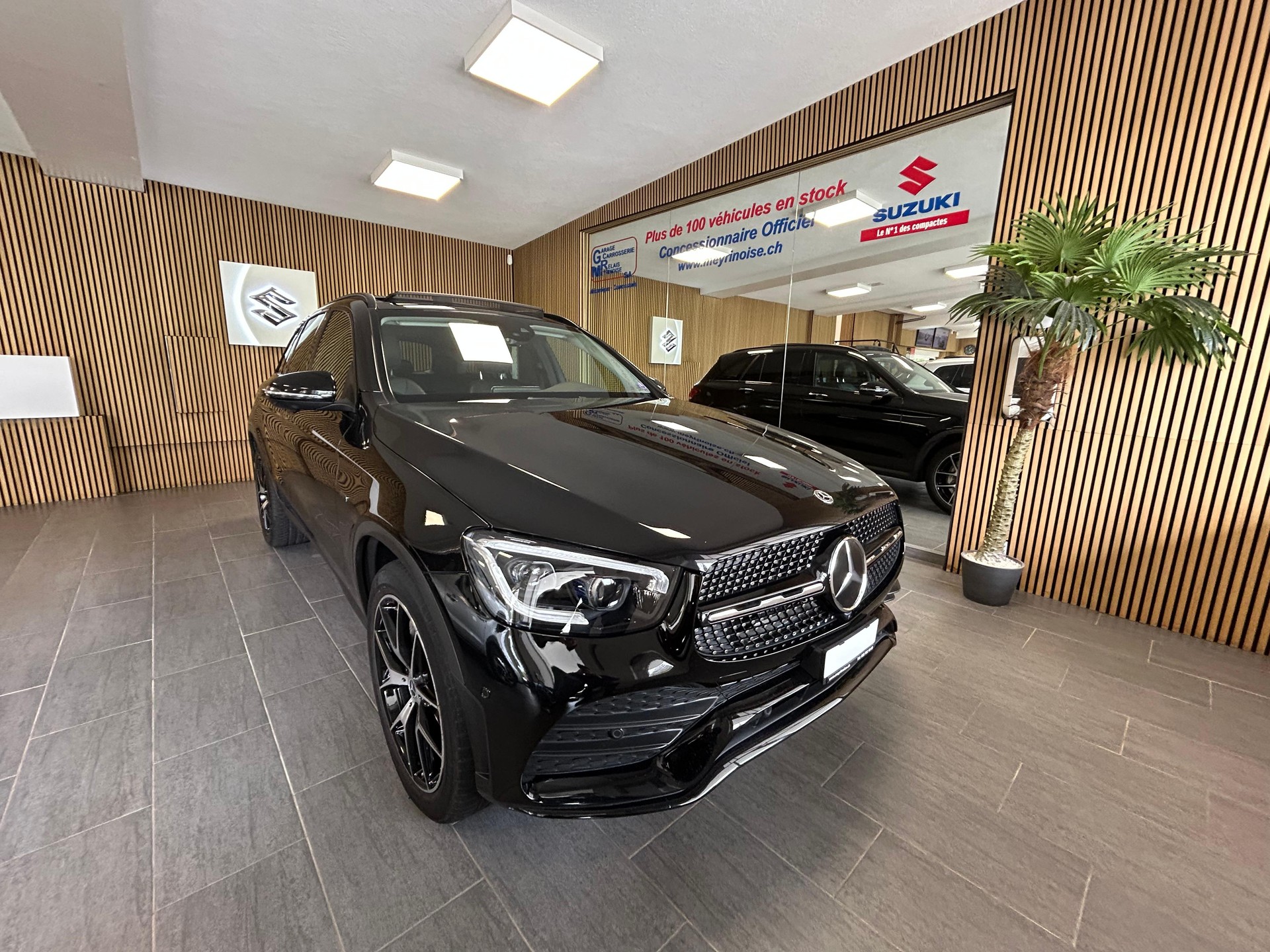 MERCEDES-BENZ GLC 300 e AMG Line 4m-image-2