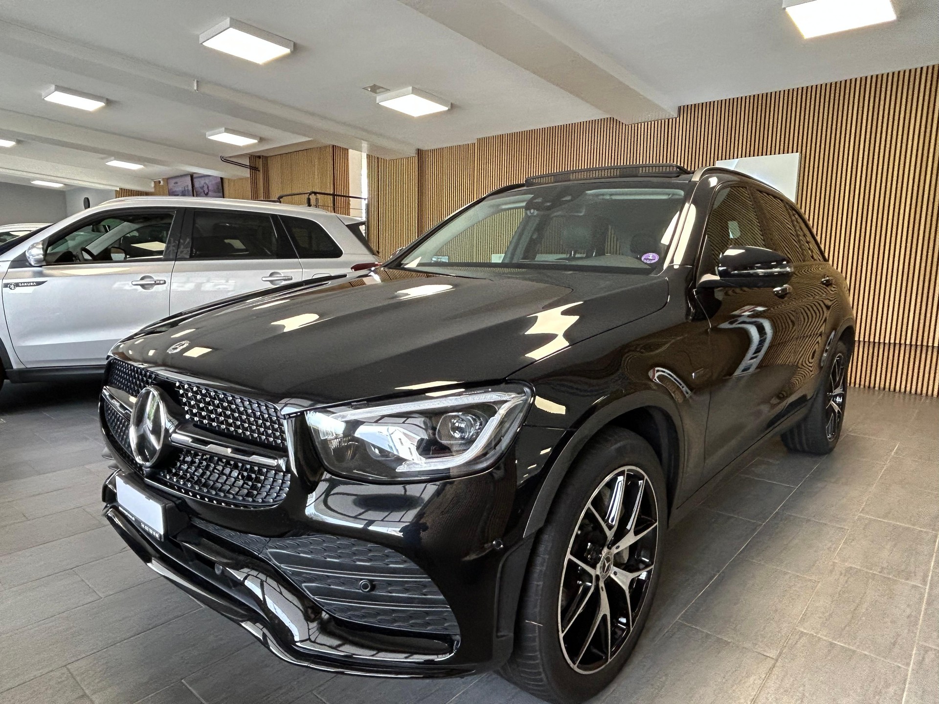 MERCEDES-BENZ GLC 300 e AMG Line 4m-image-4