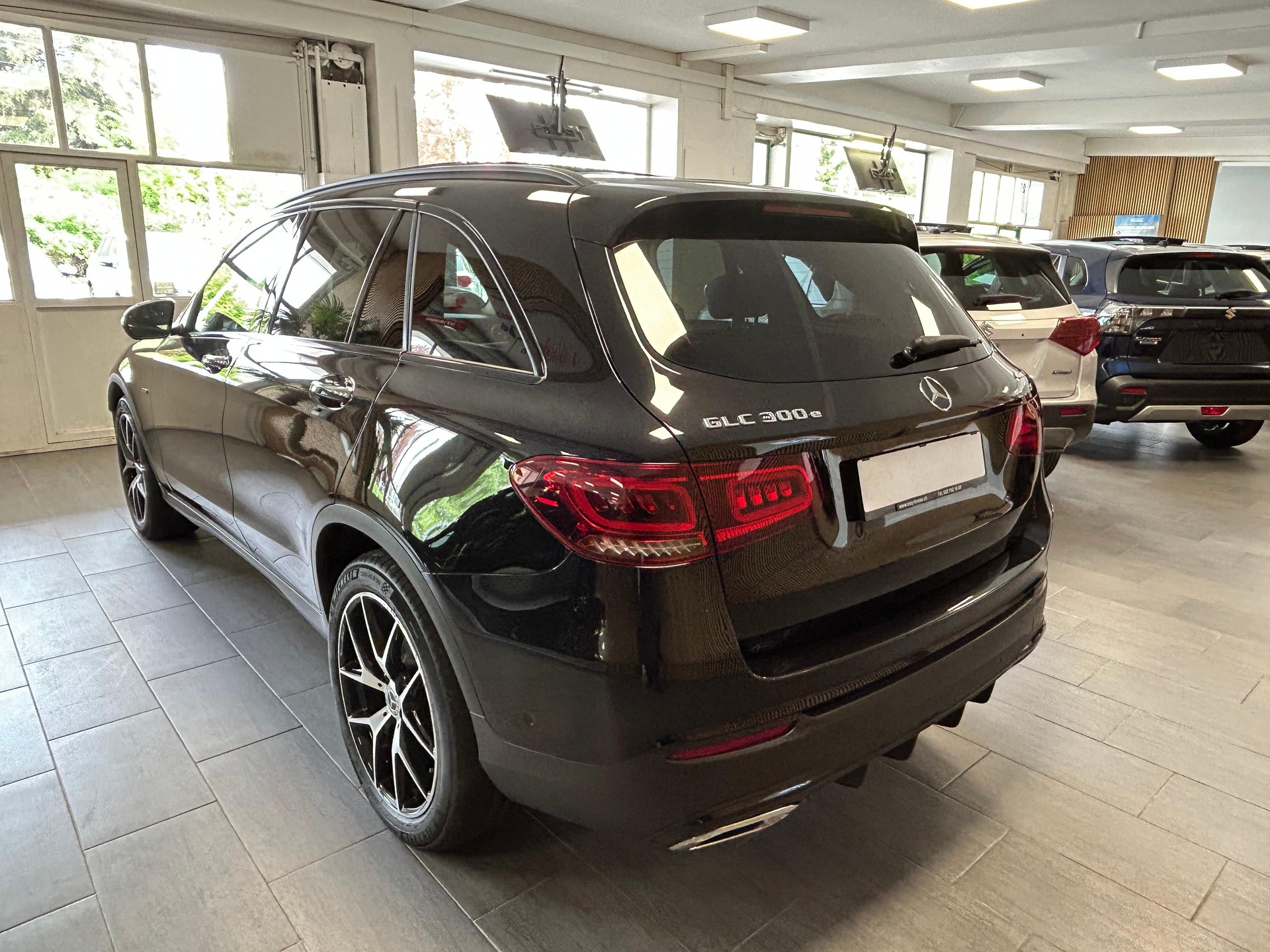 MERCEDES-BENZ GLC 300 e AMG Line 4m-image-5