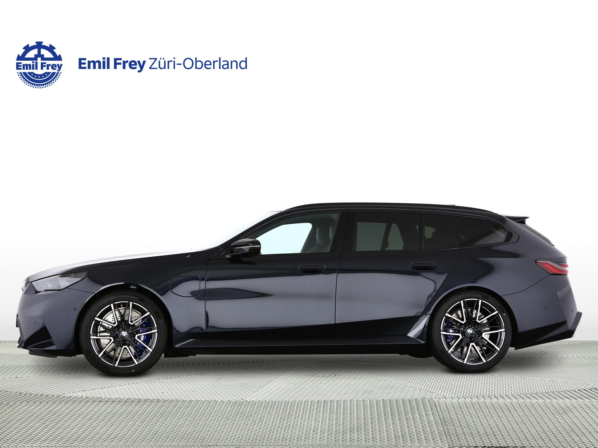 BMW M5 xDrive Touring-showroom-element-1