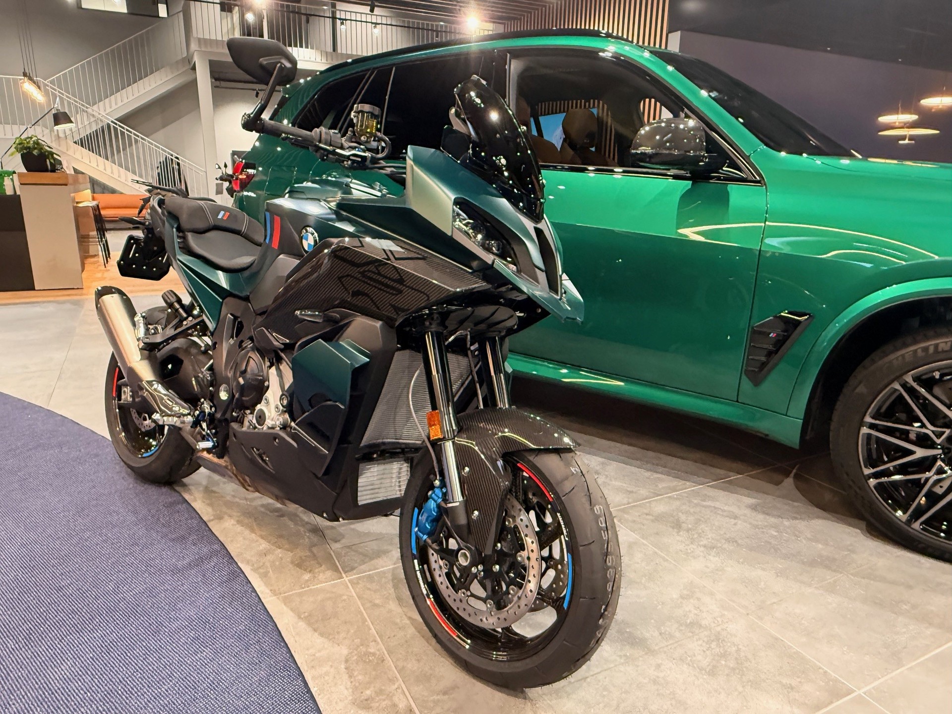 BMW M 1000 XR-showroom-element-2