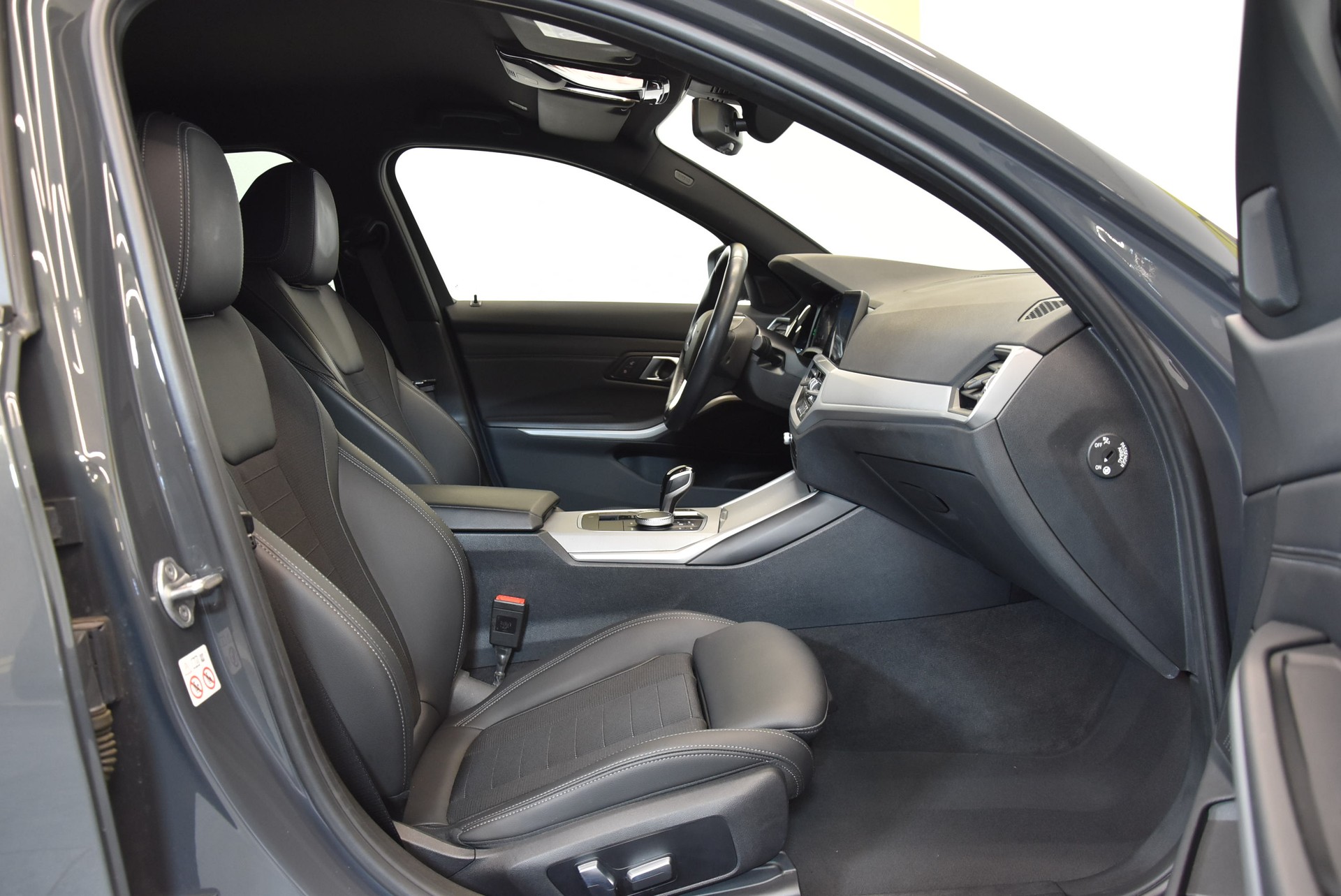 BMW 320d xDrive 48V Touring Steptronic-image-2