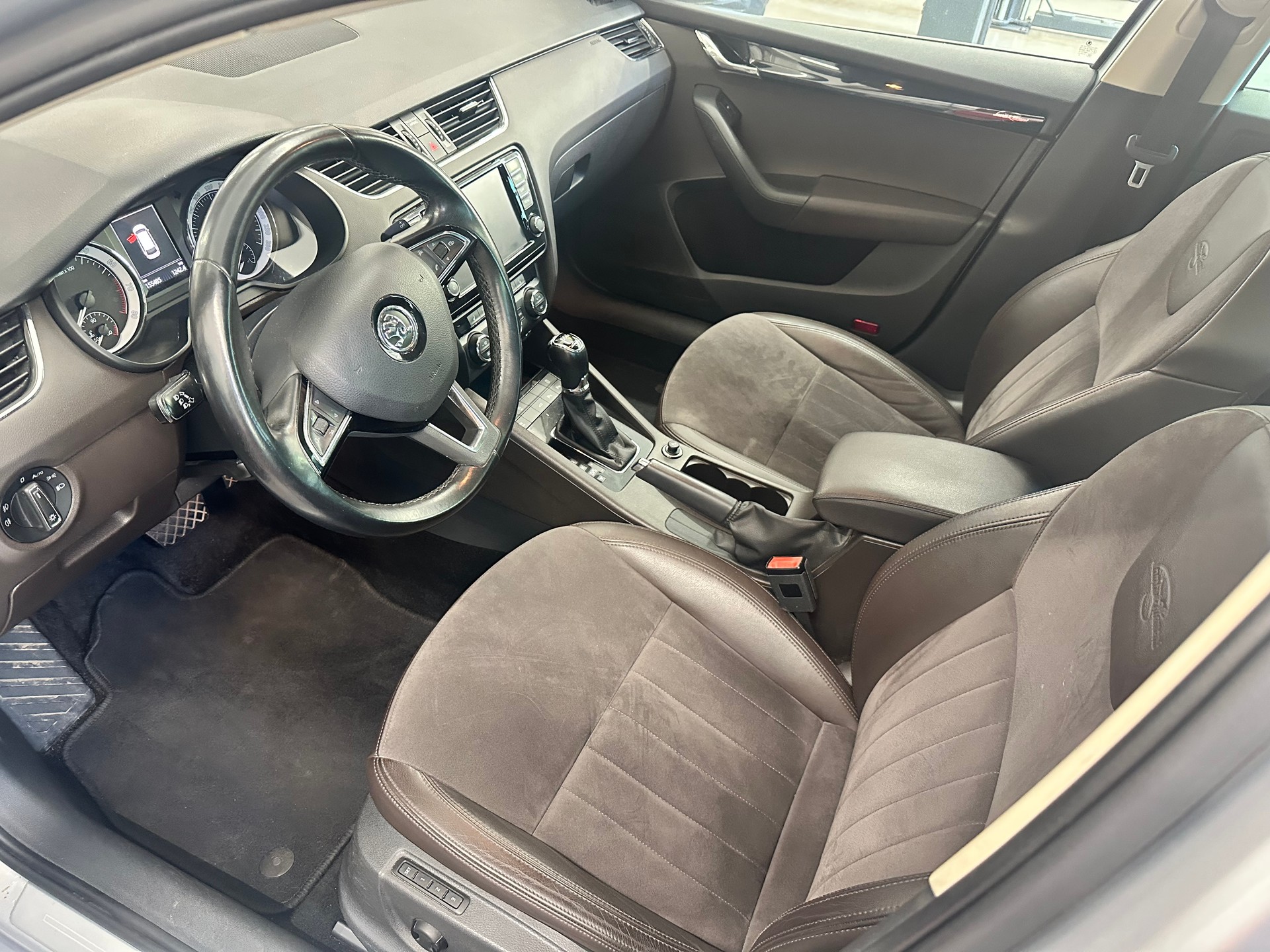 SKODA Octavia Combi 1.8 TSI L&K 4x4 DSG-image-10