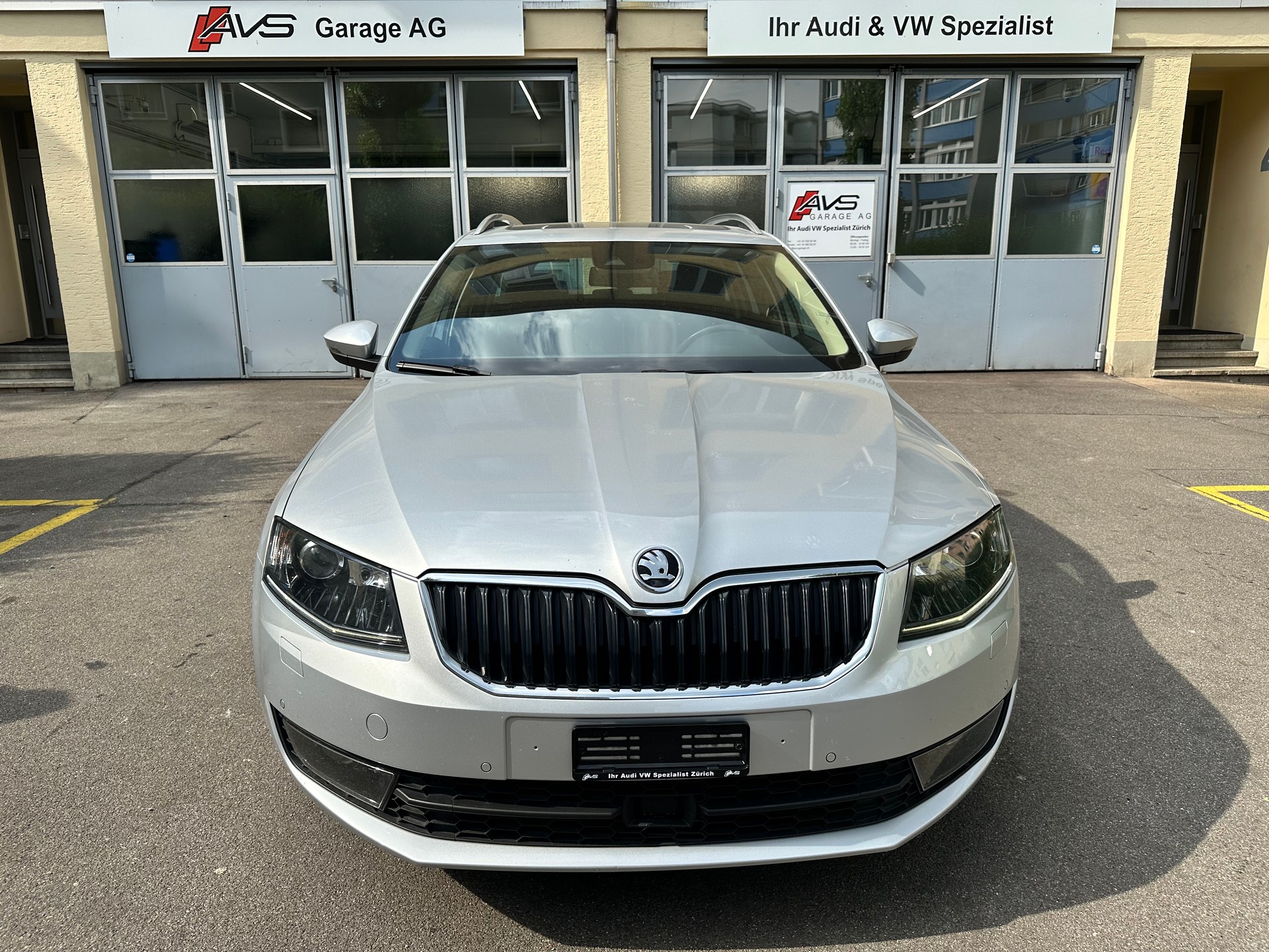 SKODA Octavia Combi 1.8 TSI L&K 4x4 DSG-image-9