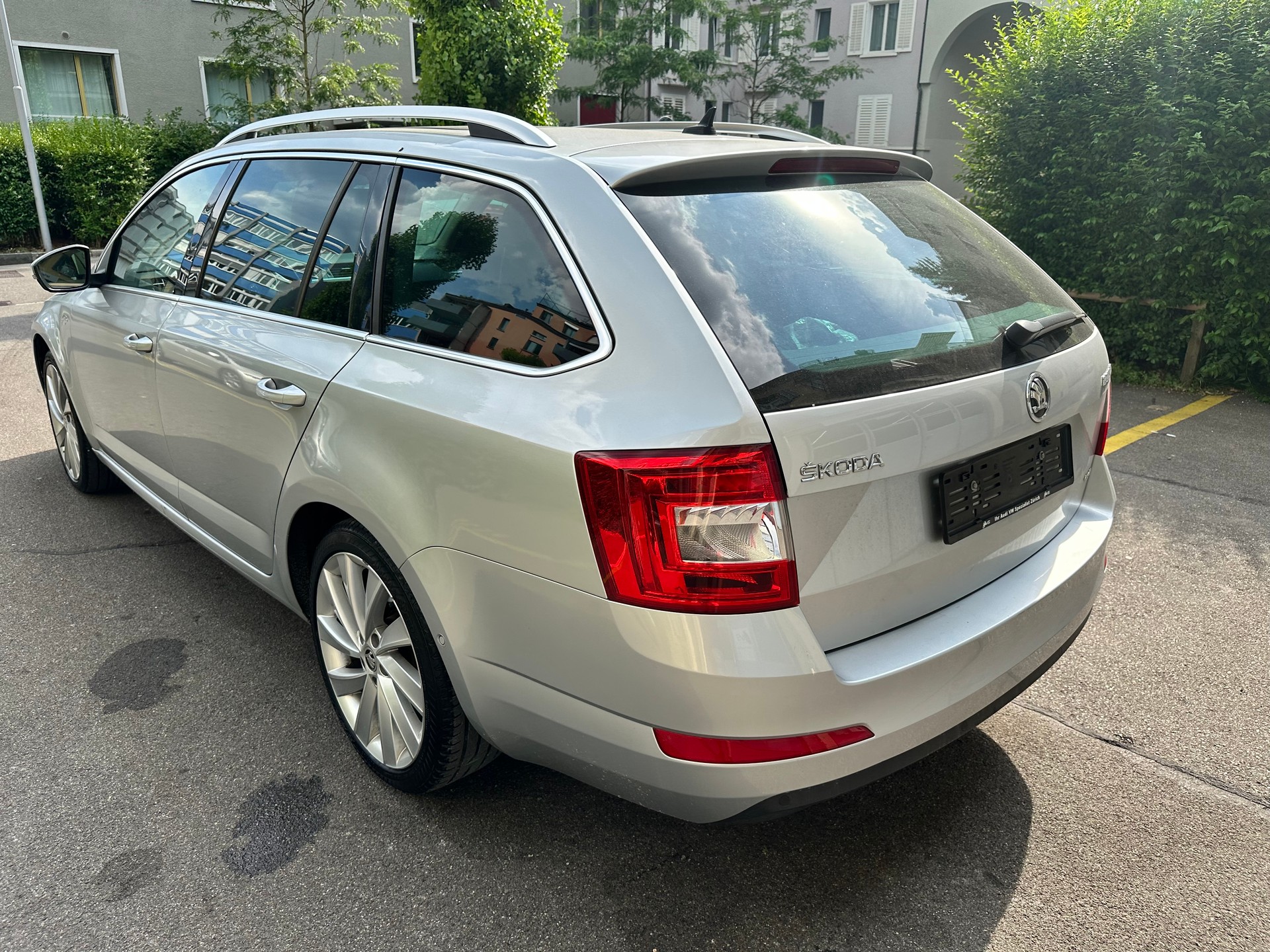 SKODA Octavia Combi 1.8 TSI L&K 4x4 DSG-image-3