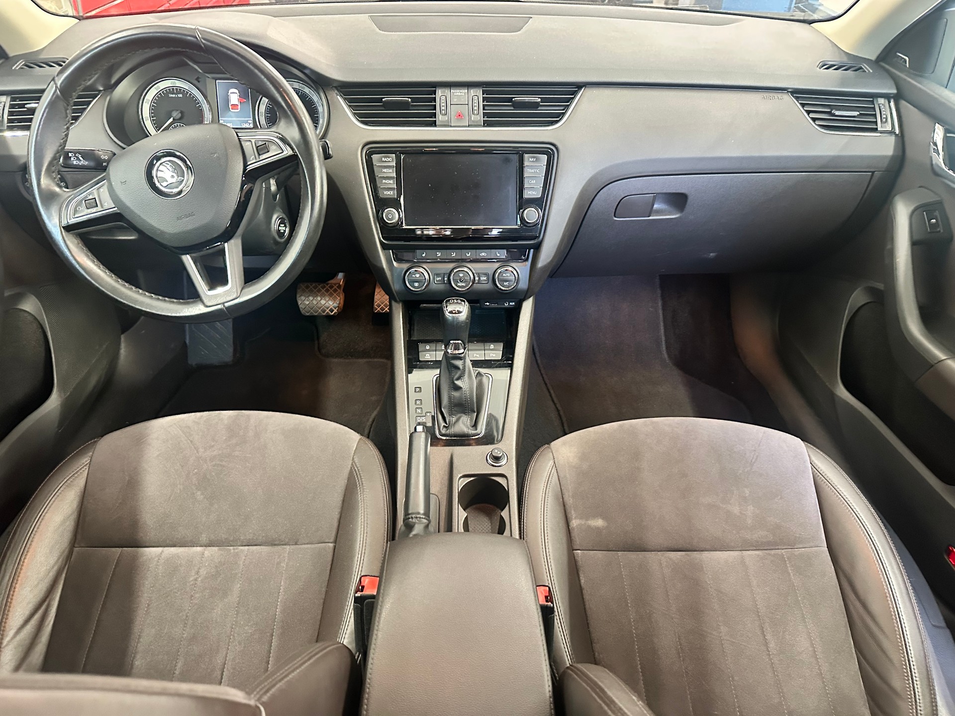 SKODA Octavia Combi 1.8 TSI L&K 4x4 DSG-image-11