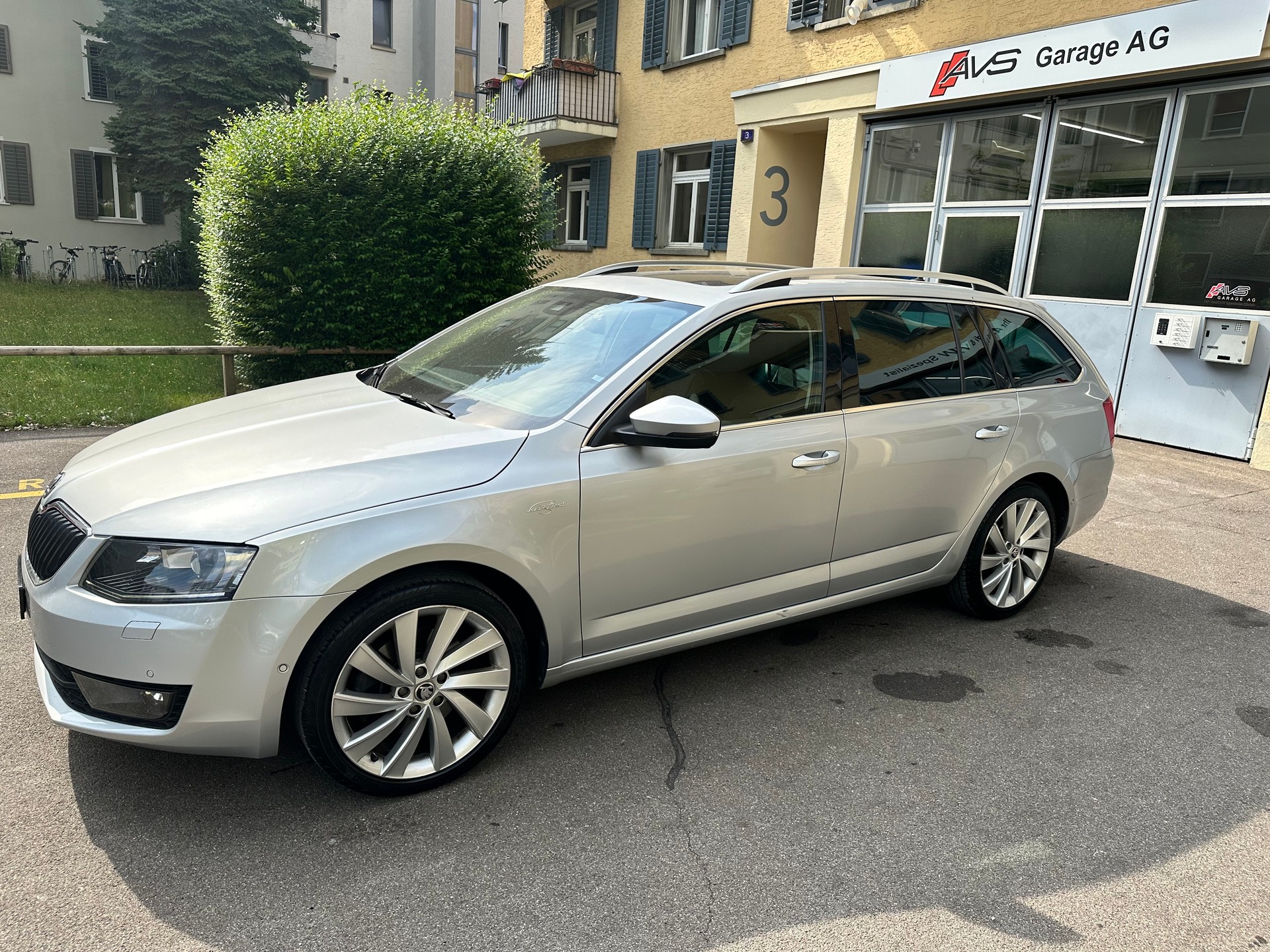 SKODA Octavia Combi 1.8 TSI L&K 4x4 DSG-image-1