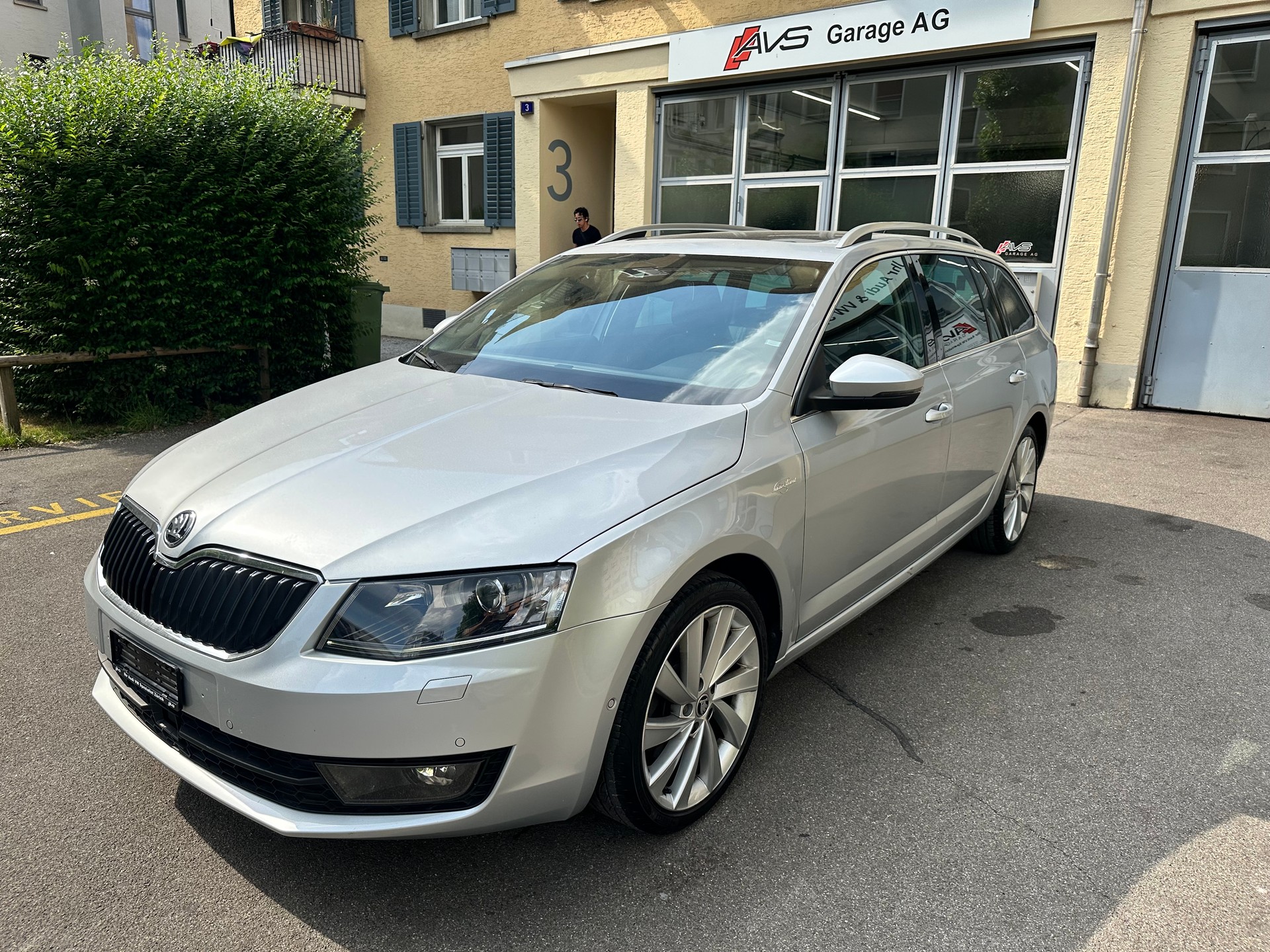 SKODA Octavia Combi 1.8 TSI L&K 4x4 DSG-image-0
