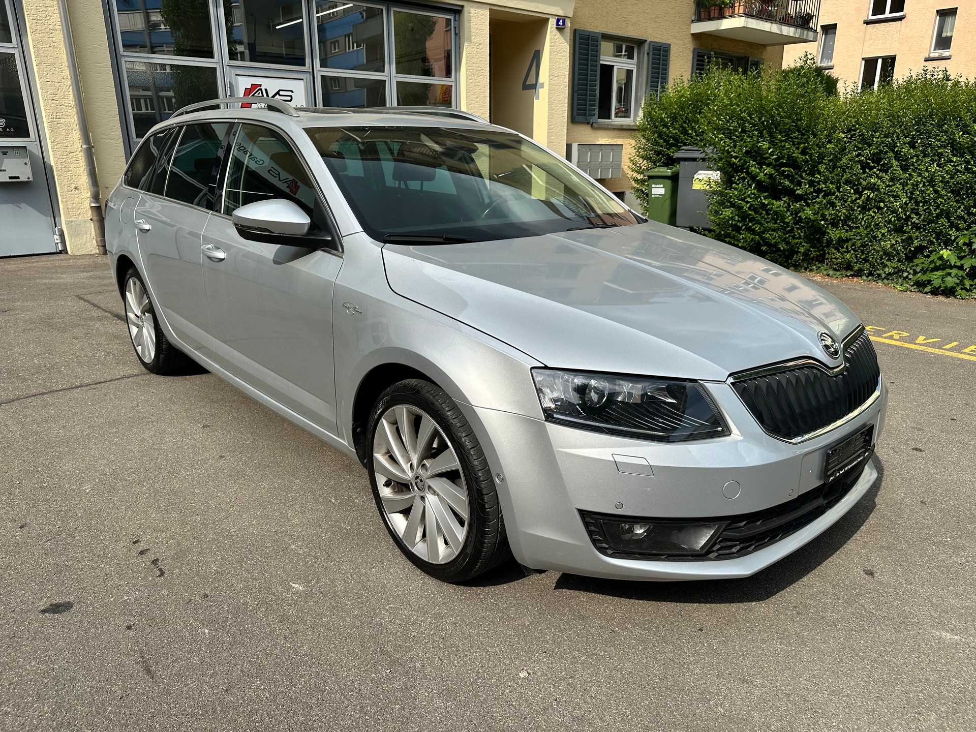 SKODA Octavia Combi 1.8 TSI L&K 4x4 DSG-image-8