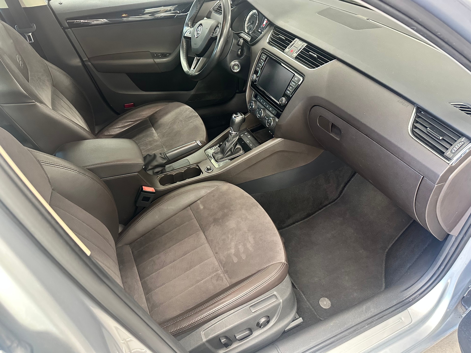 SKODA Octavia Combi 1.8 TSI L&K 4x4 DSG-image-12