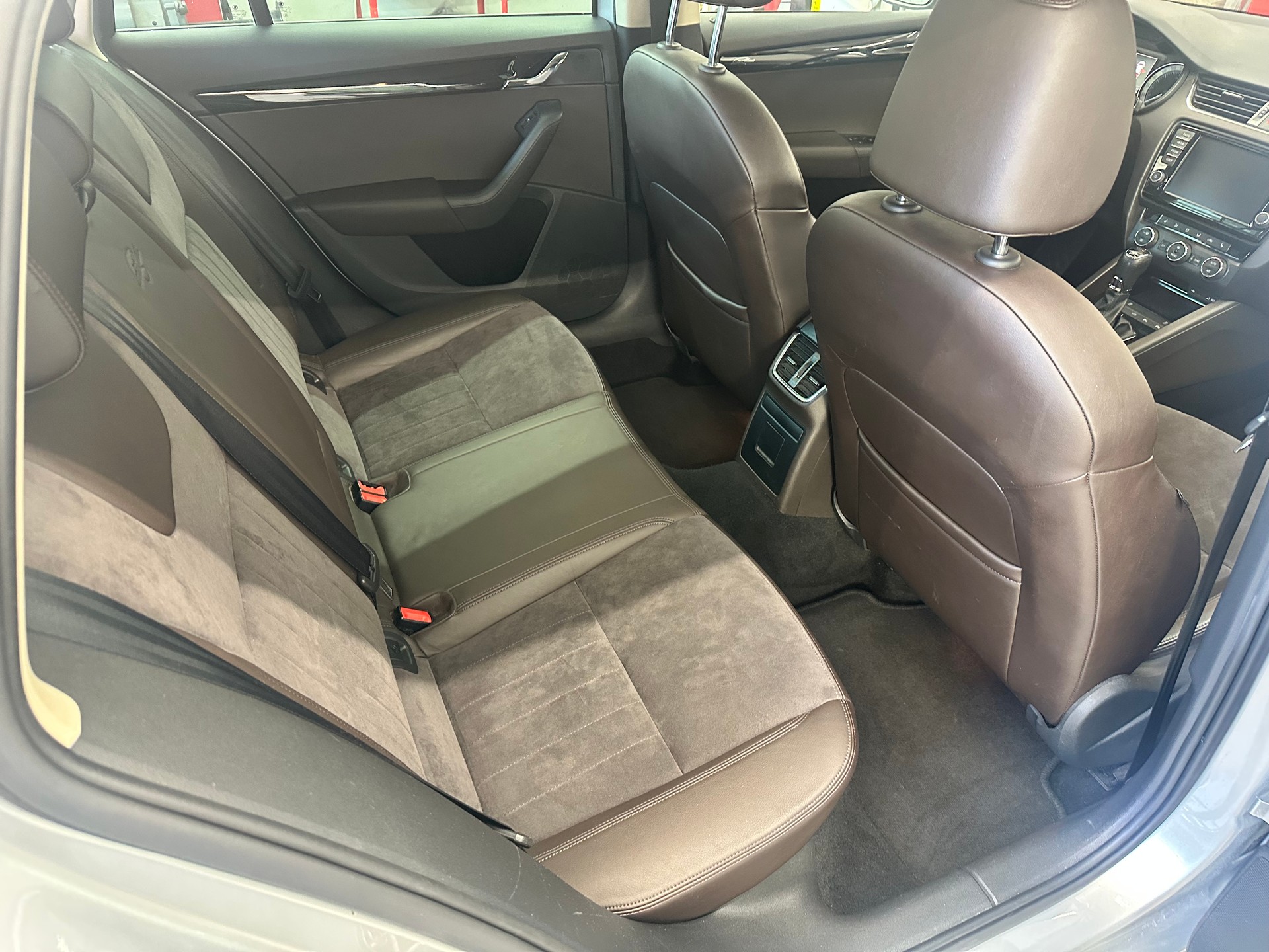 SKODA Octavia Combi 1.8 TSI L&K 4x4 DSG-image-13
