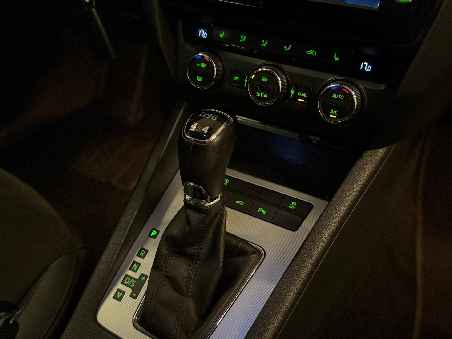 SKODA Octavia Combi 1.8 TSI Elegance 4x4 DSG-image-18