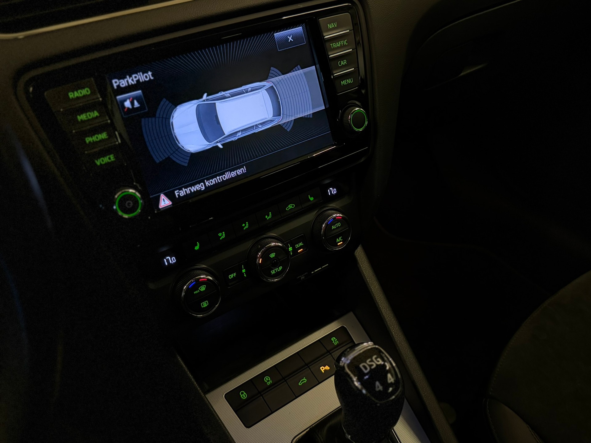 SKODA Octavia Combi 1.8 TSI Elegance 4x4 DSG-image-19