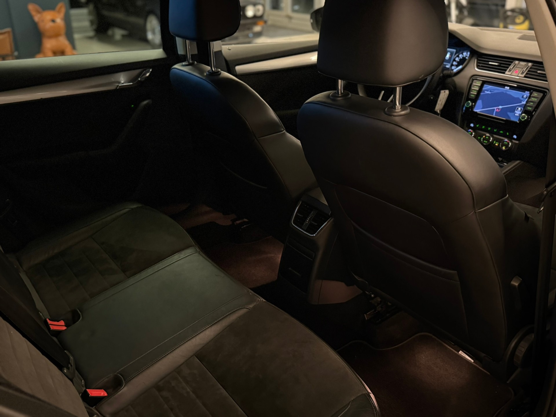 SKODA Octavia Combi 1.8 TSI Elegance 4x4 DSG-image-16