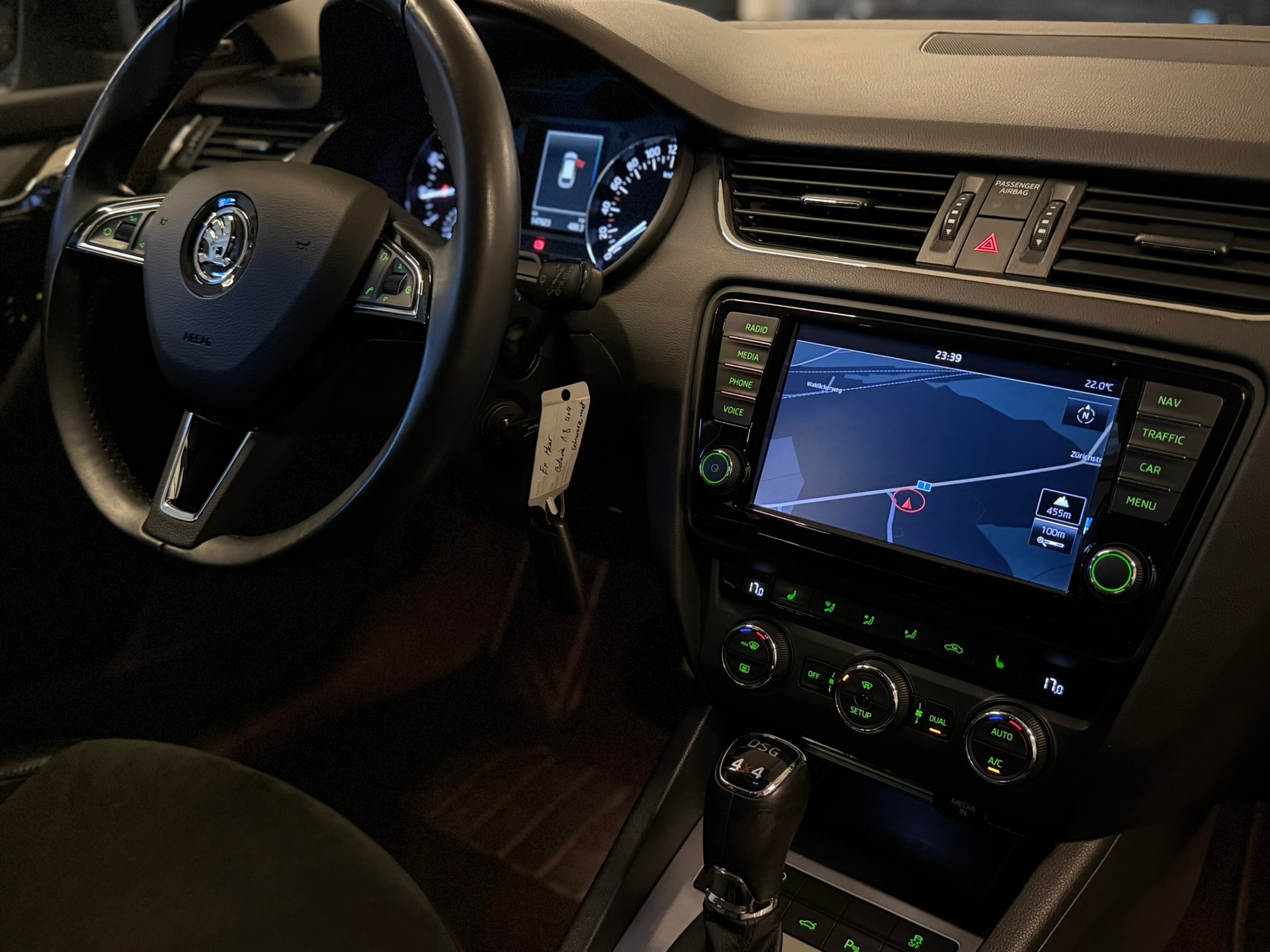 SKODA Octavia Combi 1.8 TSI Elegance 4x4 DSG-image-11