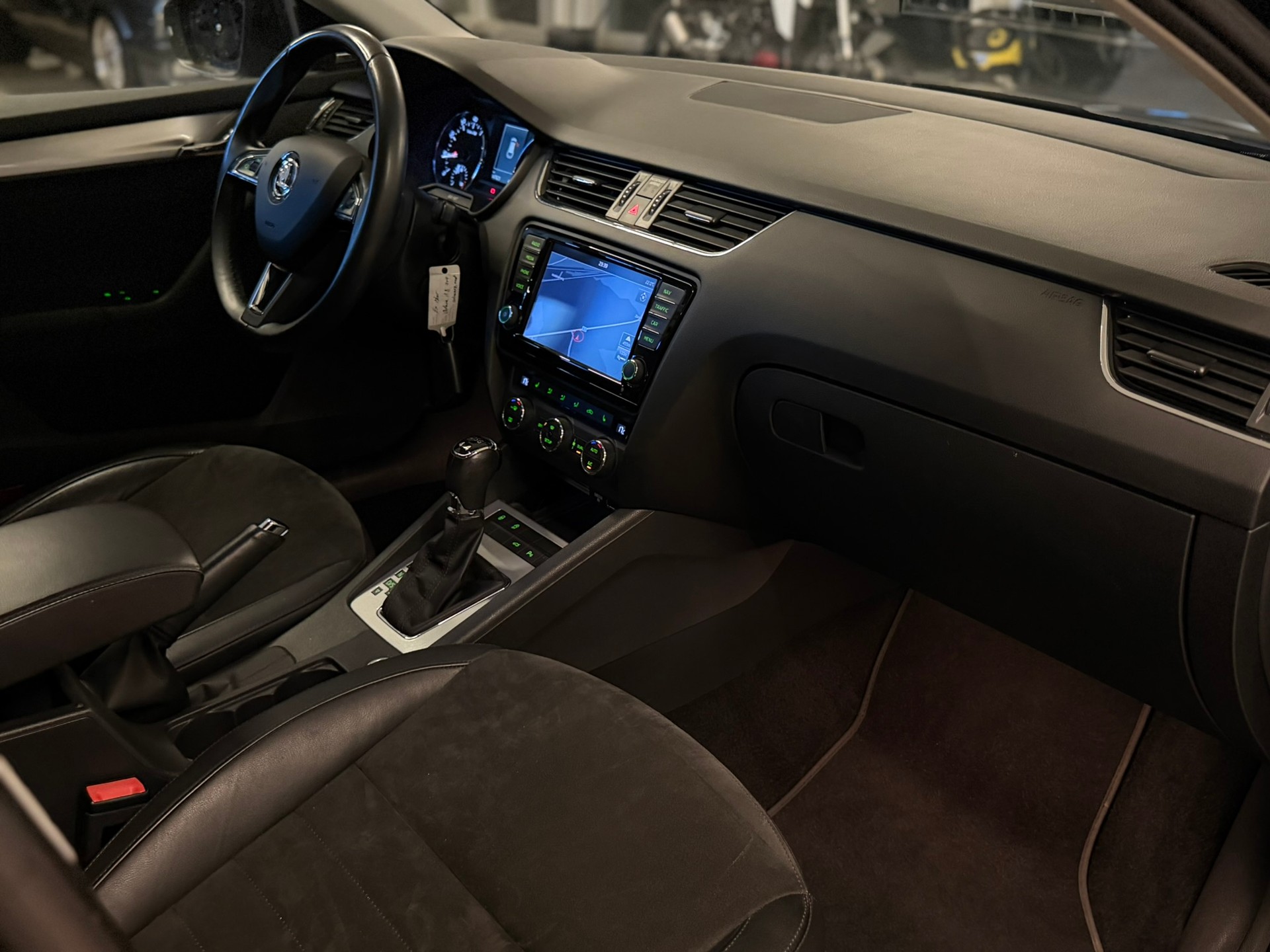 SKODA Octavia Combi 1.8 TSI Elegance 4x4 DSG-image-10