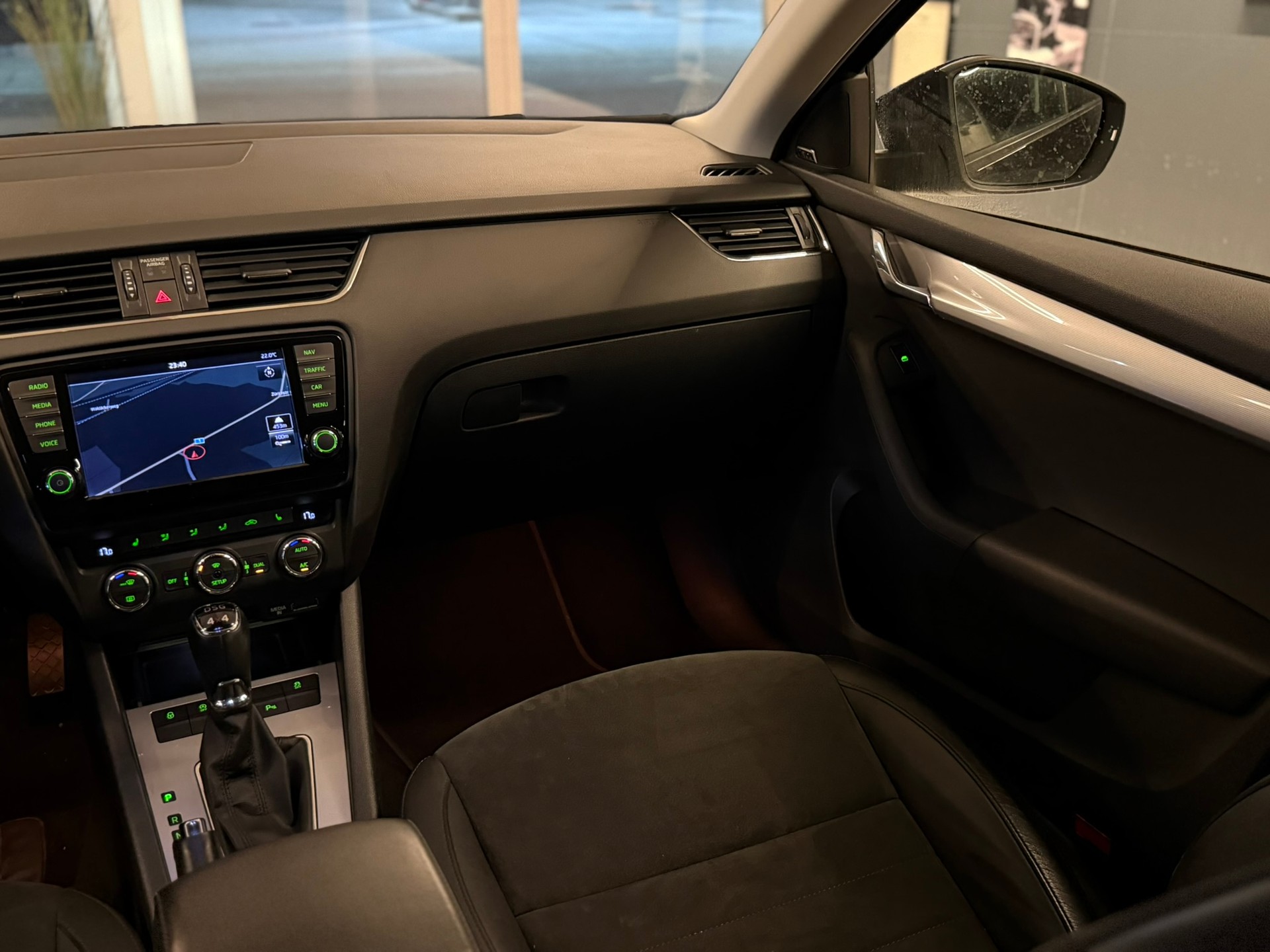 SKODA Octavia Combi 1.8 TSI Elegance 4x4 DSG-image-12