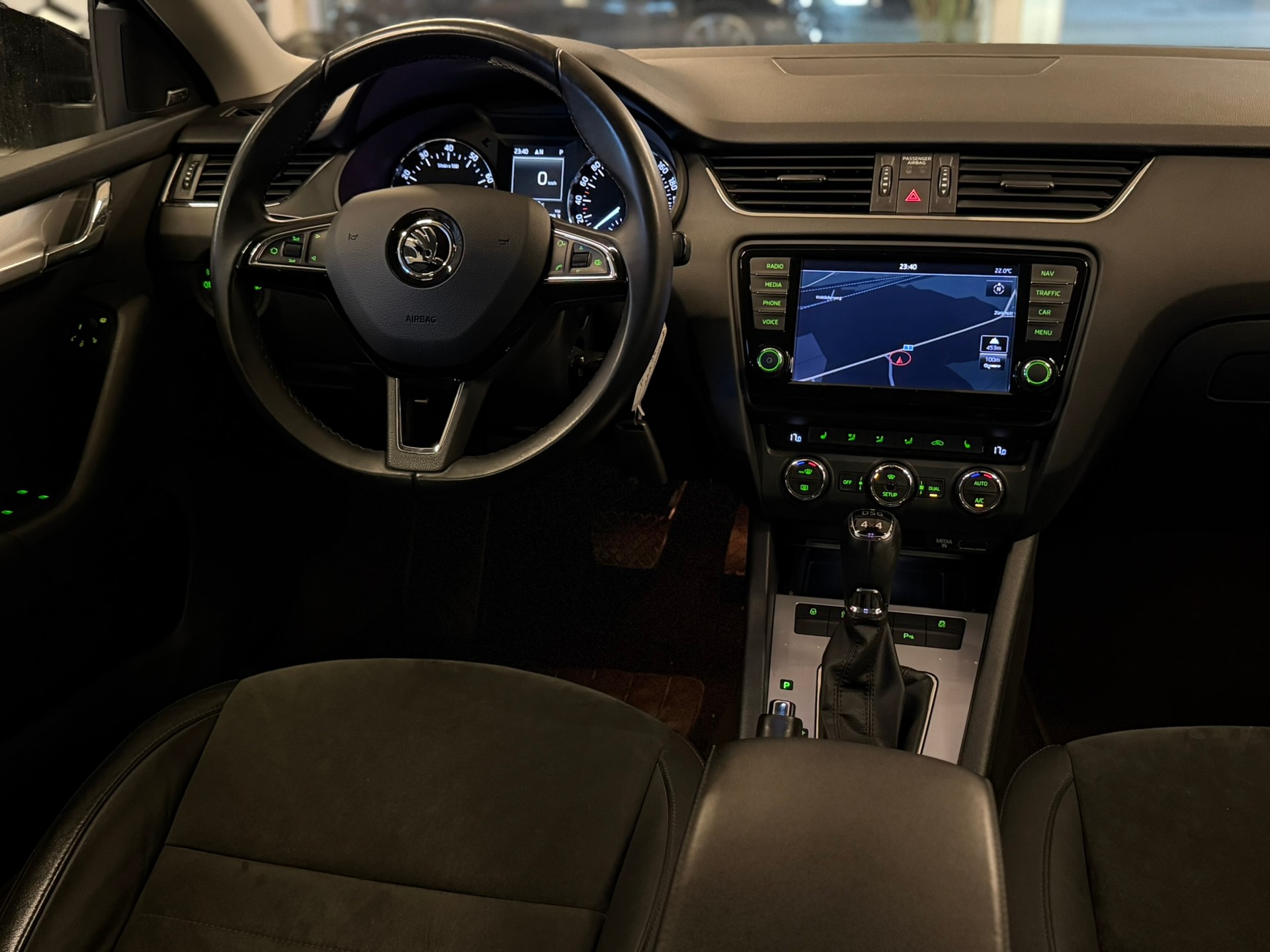 SKODA Octavia Combi 1.8 TSI Elegance 4x4 DSG-image-9