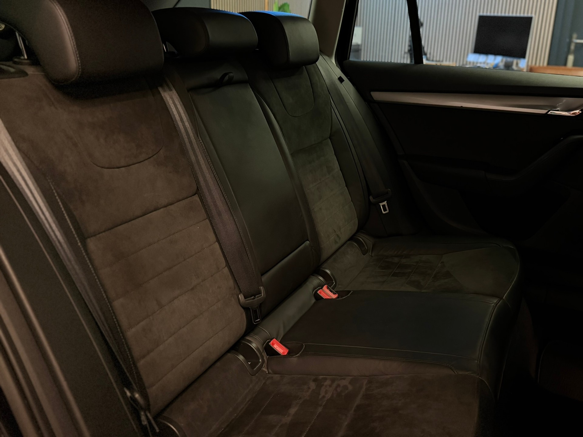SKODA Octavia Combi 1.8 TSI Elegance 4x4 DSG-image-17