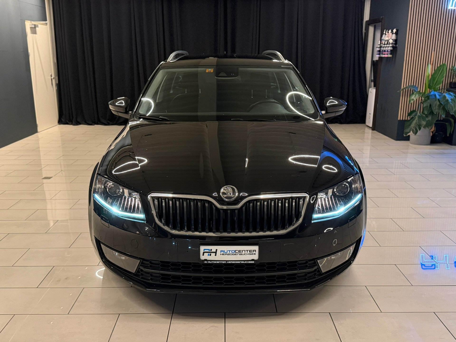 SKODA Octavia Combi 1.8 TSI Elegance 4x4 DSG-image-1