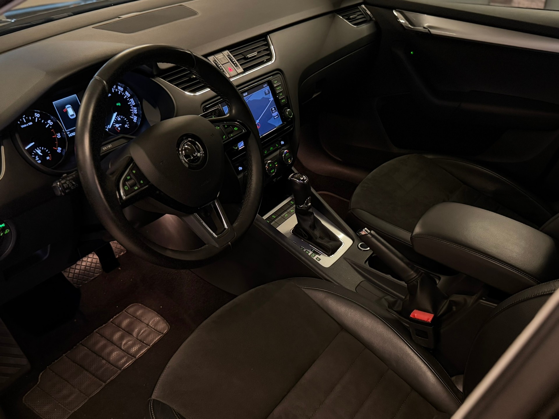 SKODA Octavia Combi 1.8 TSI Elegance 4x4 DSG-image-8