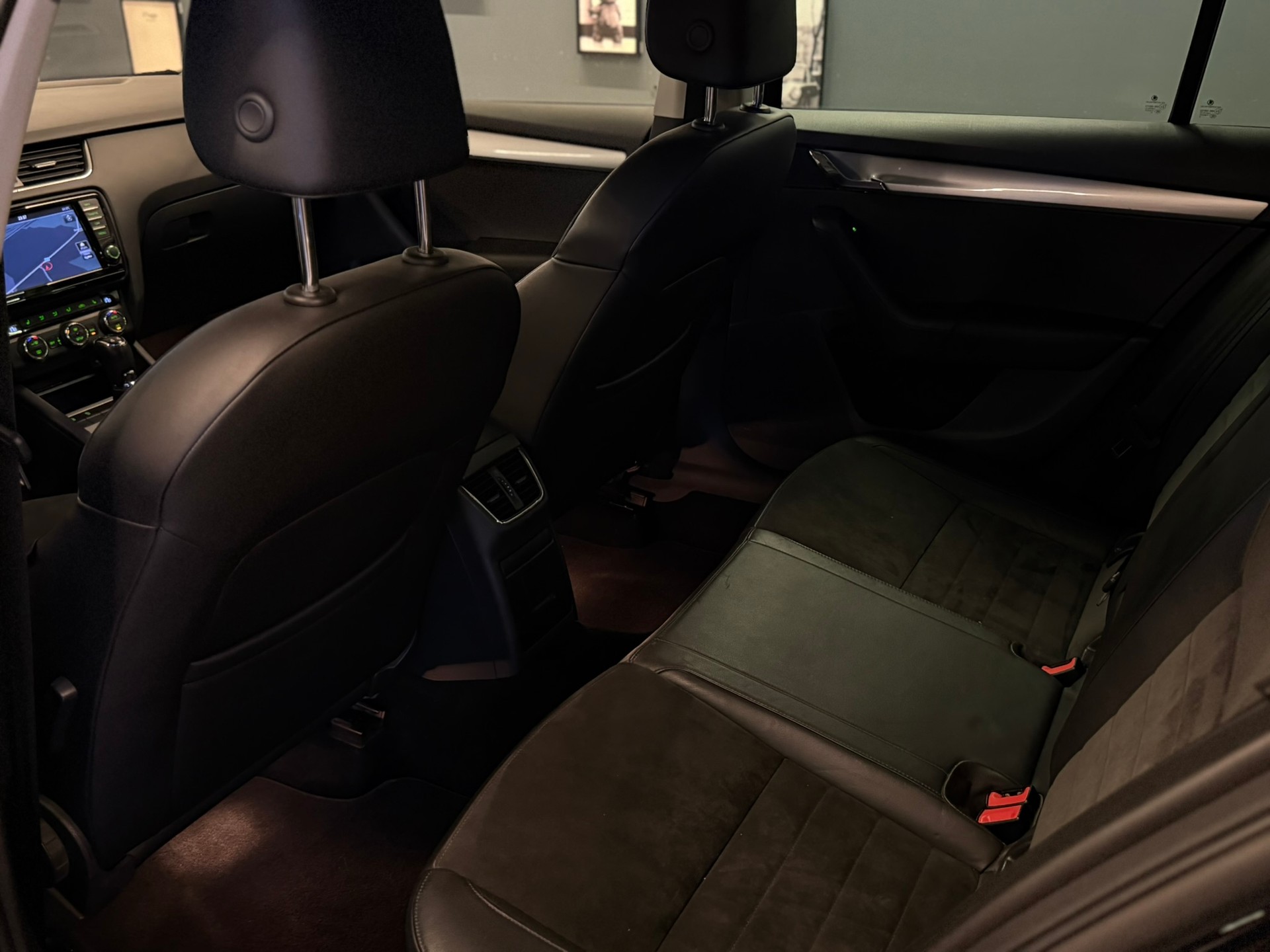 SKODA Octavia Combi 1.8 TSI Elegance 4x4 DSG-image-14