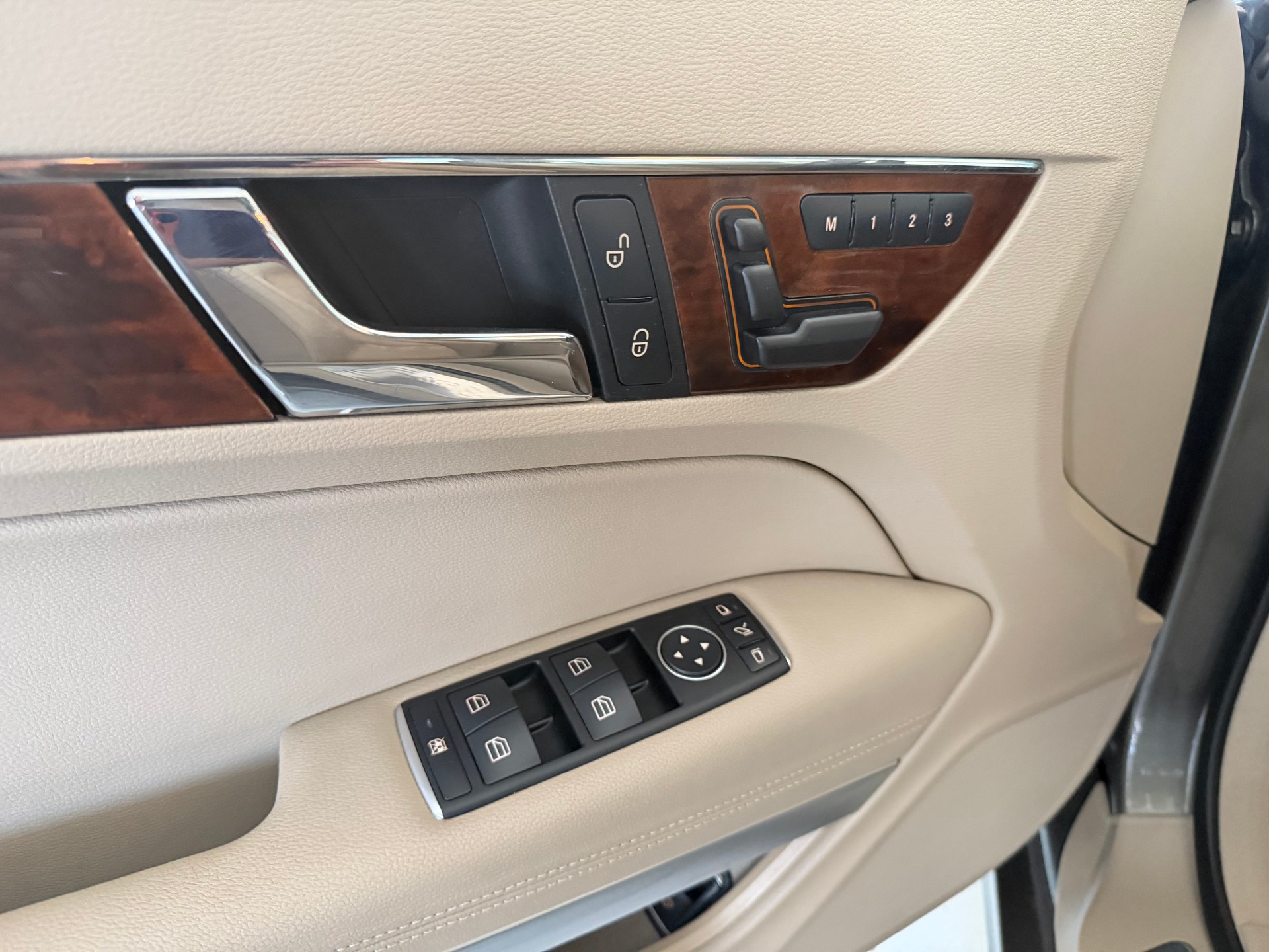 MERCEDES-BENZ E 300 CGI BlueEfficiency 7G-Tronic-image-10