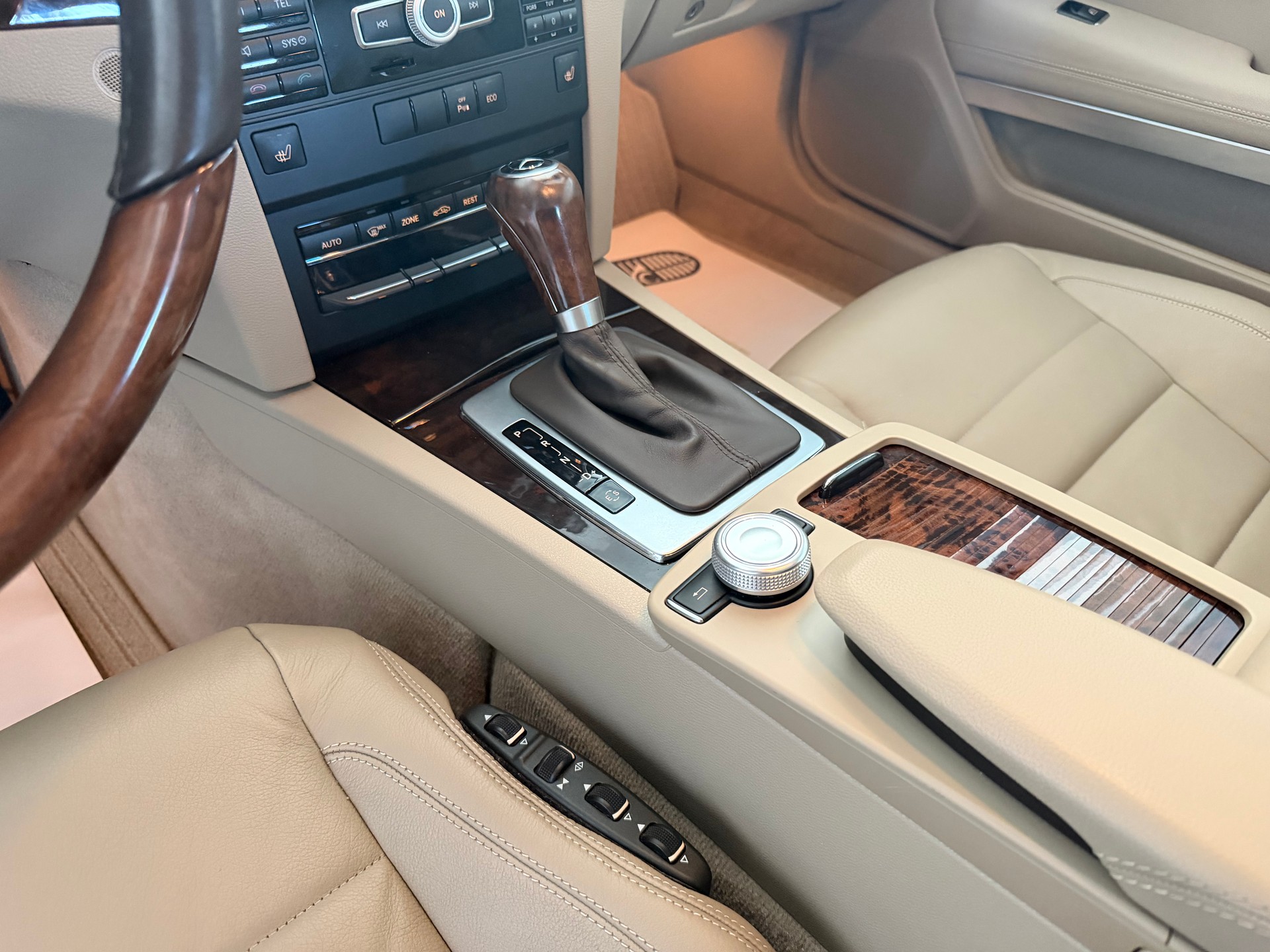 MERCEDES-BENZ E 300 CGI BlueEfficiency 7G-Tronic-image-8