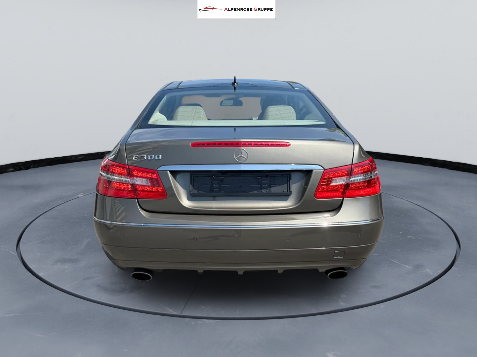 MERCEDES-BENZ E 300 CGI BlueEfficiency 7G-Tronic-image-4