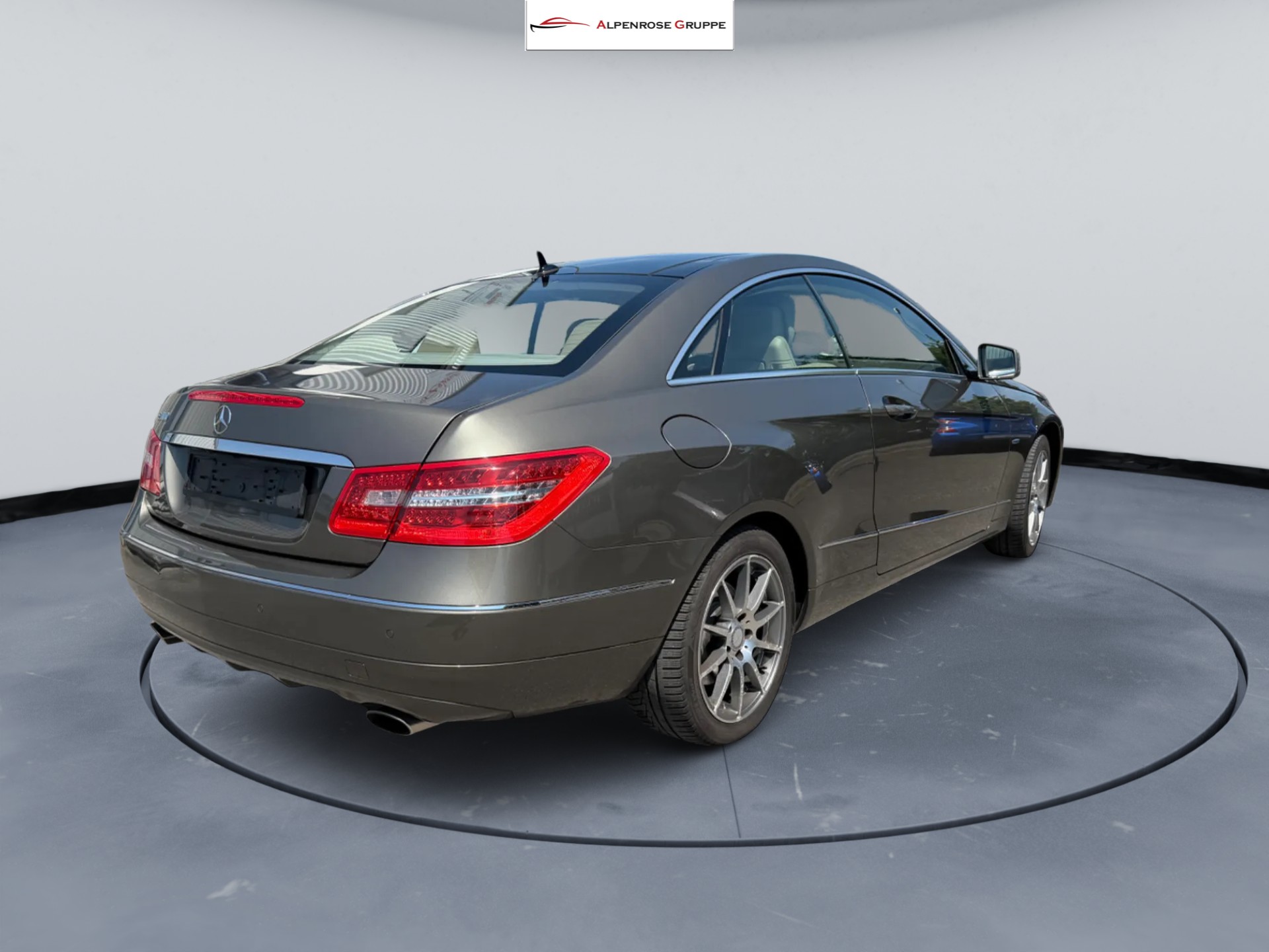 MERCEDES-BENZ E 300 CGI BlueEfficiency 7G-Tronic-image-5